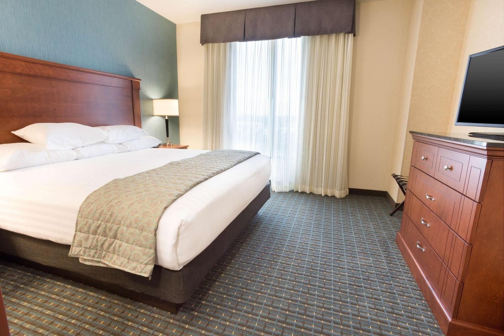 King Suite with Sofa Bed - Hearing Accessible, Tub
