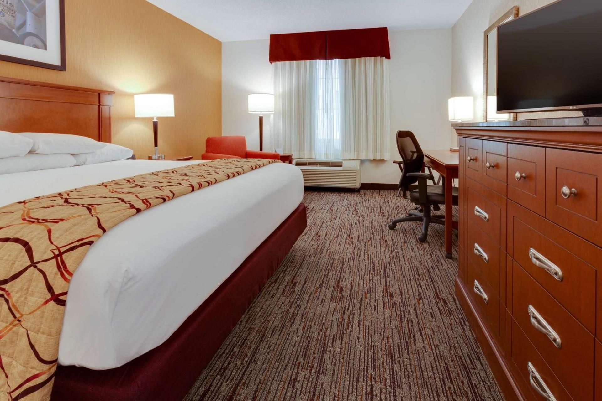 Deluxe King Room - Accessible, Roll-in Shower