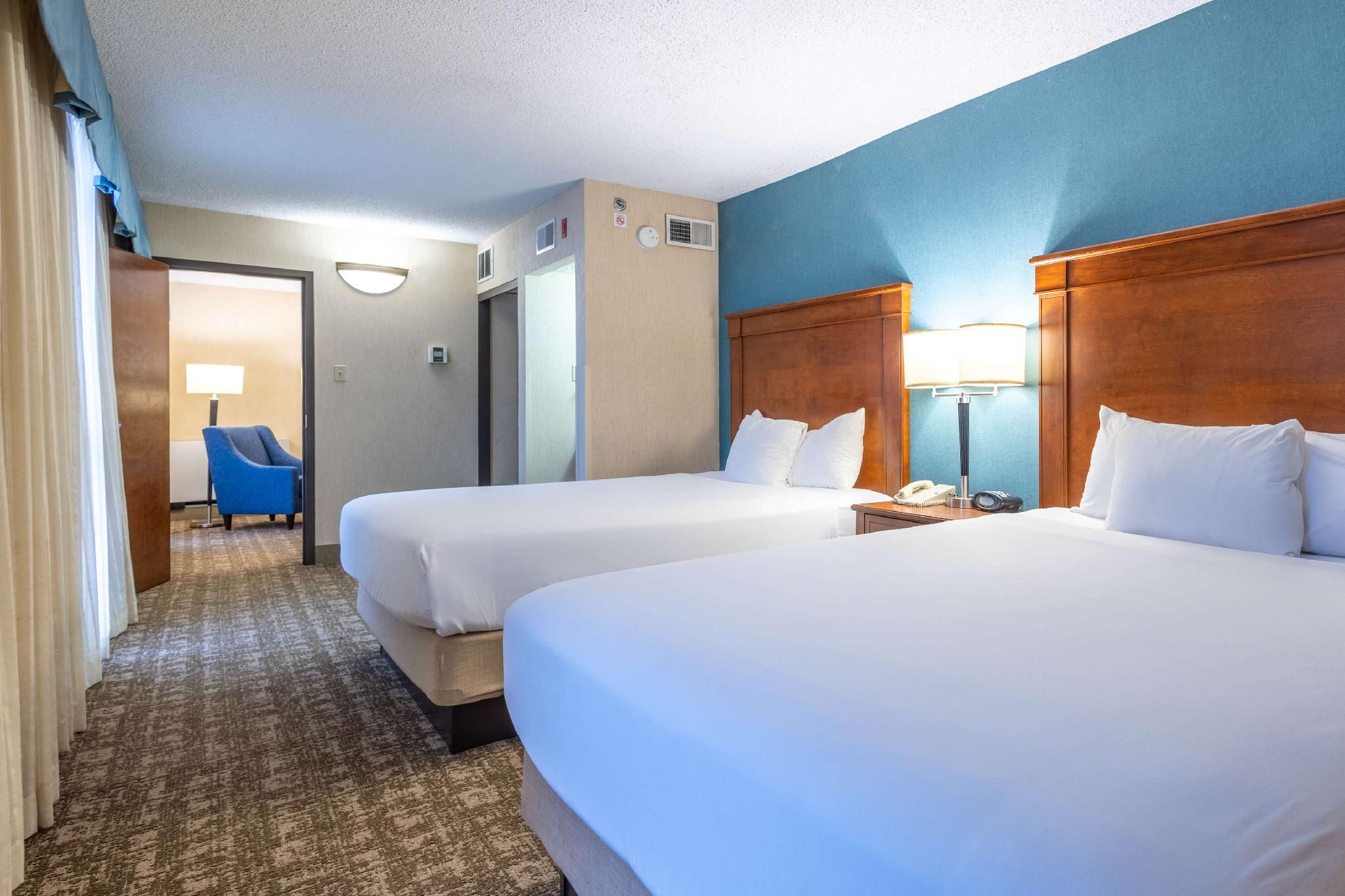 2 Queen Bed Suite, 2 Rooms with Sofa Sleeper