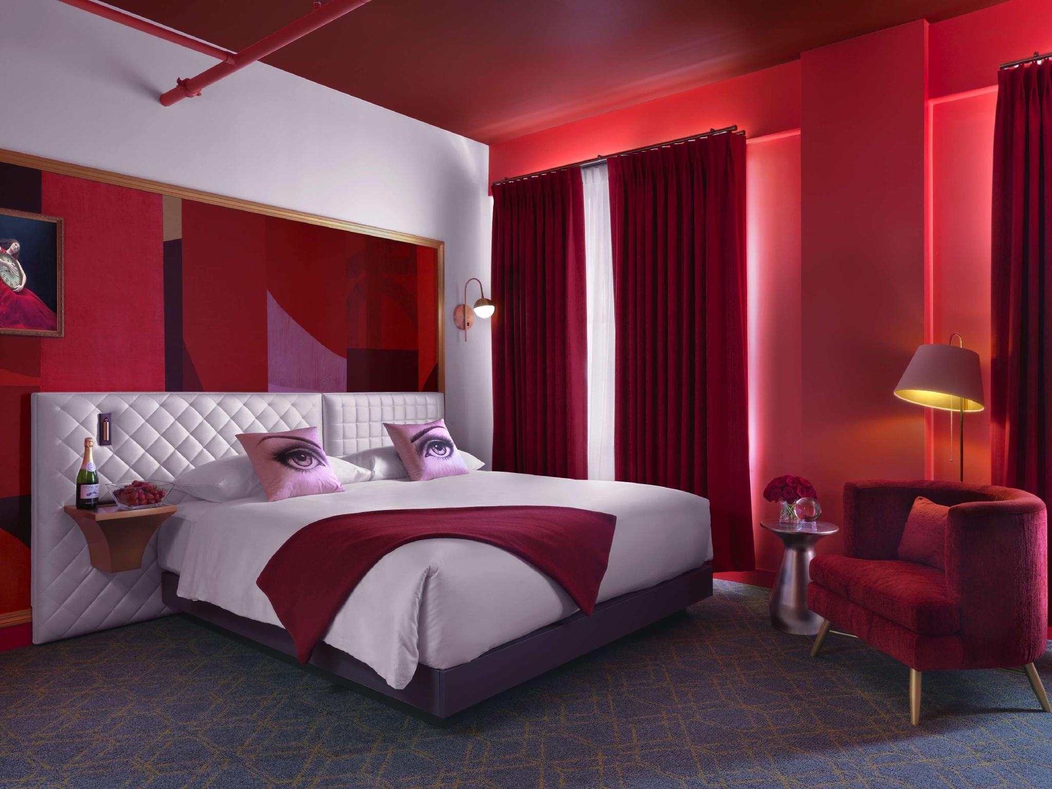 1 Queen Bed Red Room