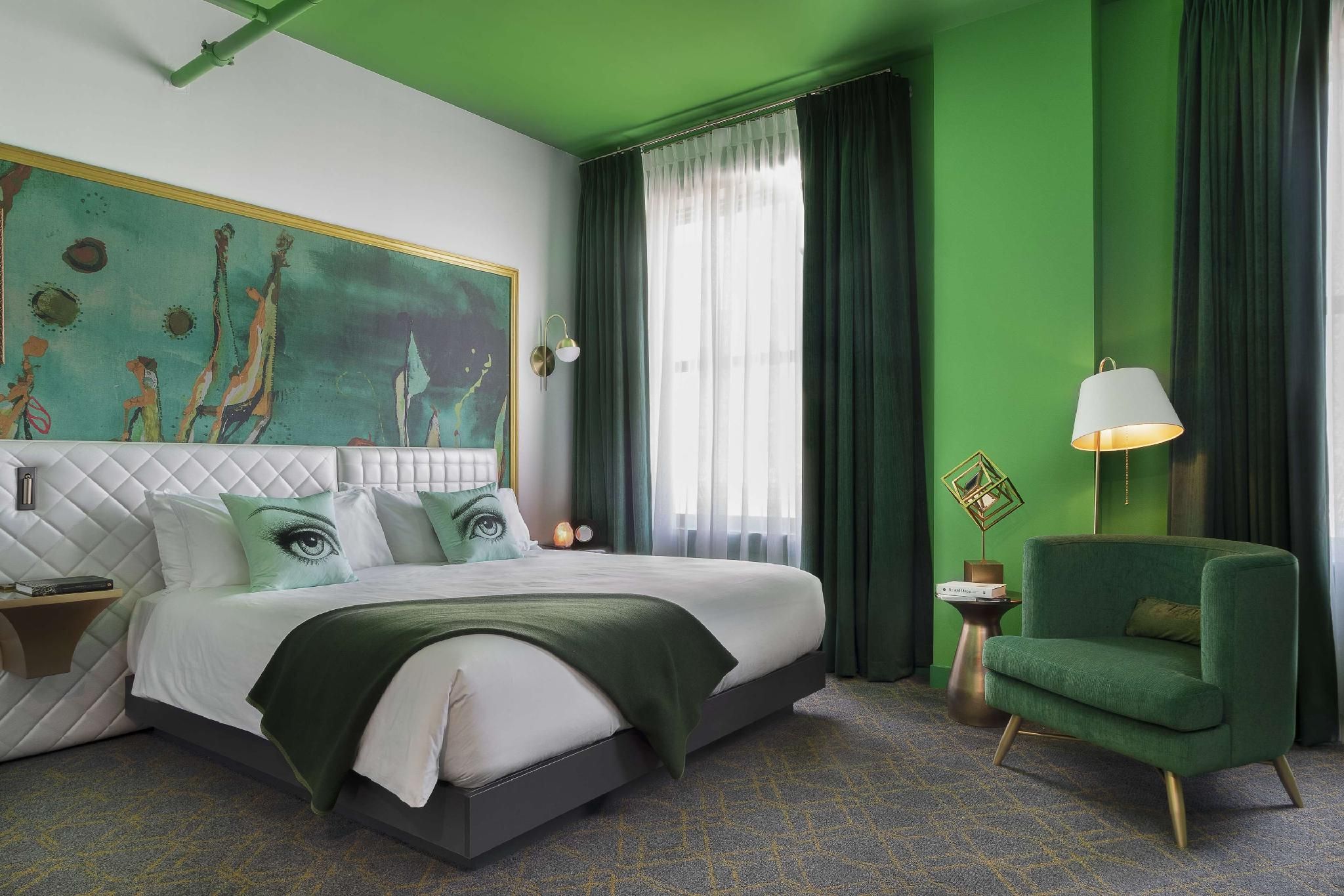 1 Queen Bed Green Room