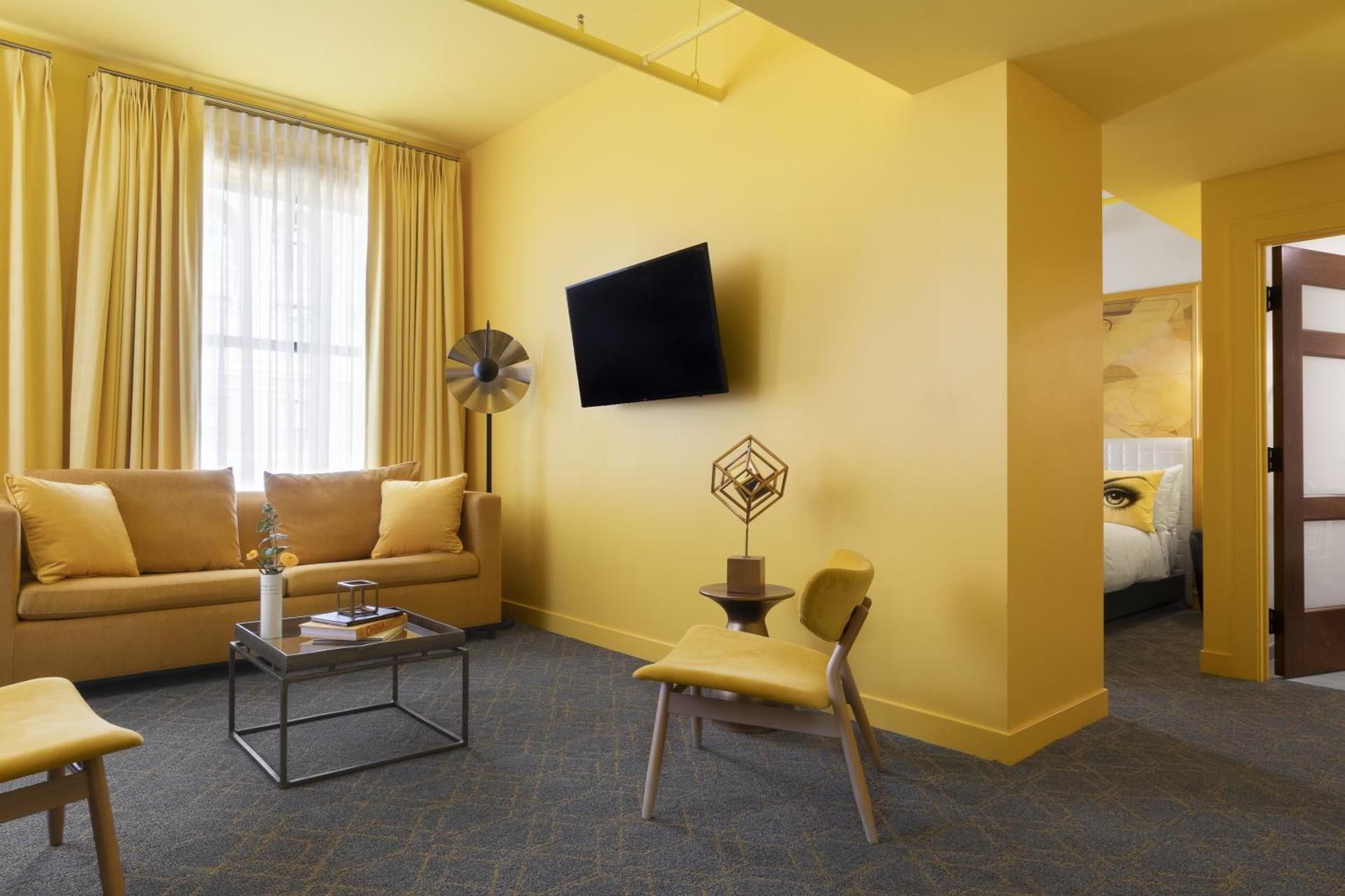 One-Bedroom Yellow King Suite with Kitchenette
