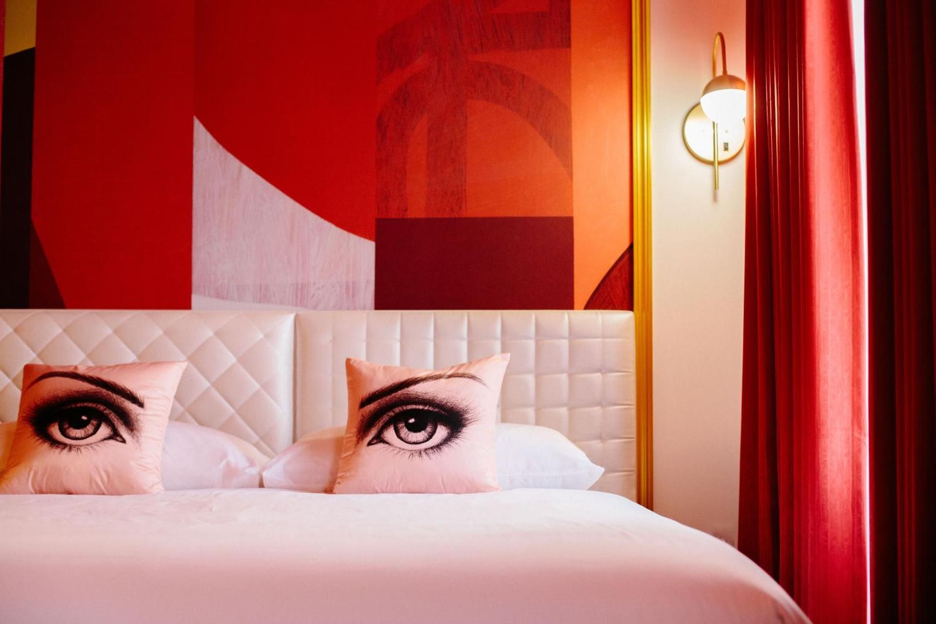 1 Queen Bed Red Room