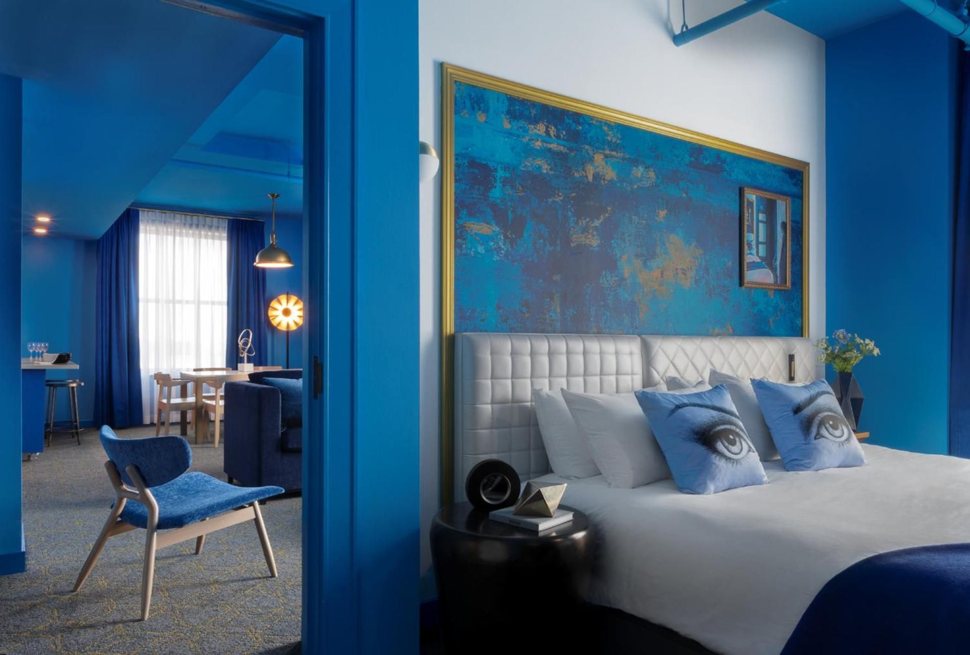 One-Bedroom Blue King Suite with Kitchenette