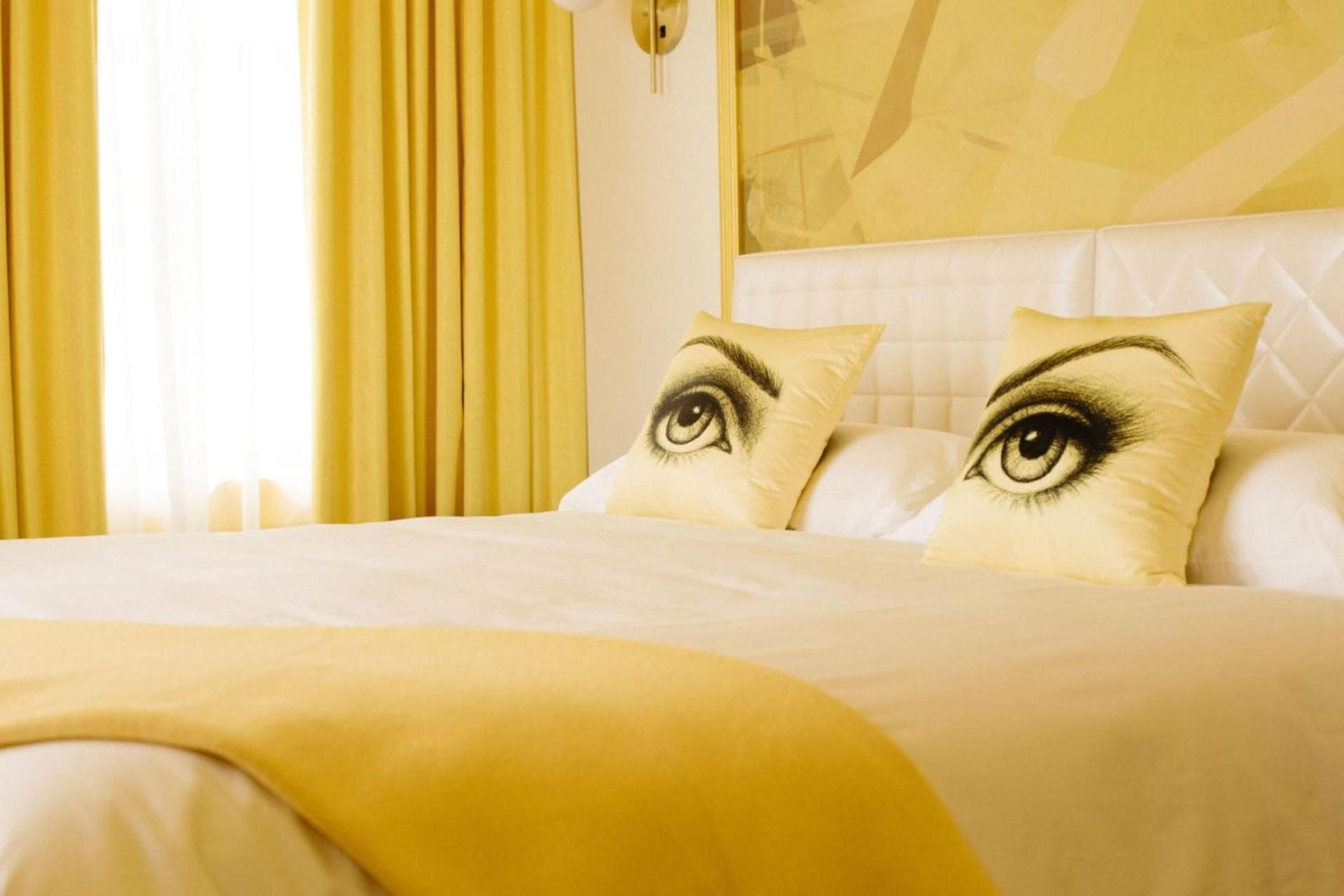 1 Queen Bed Yellow Room