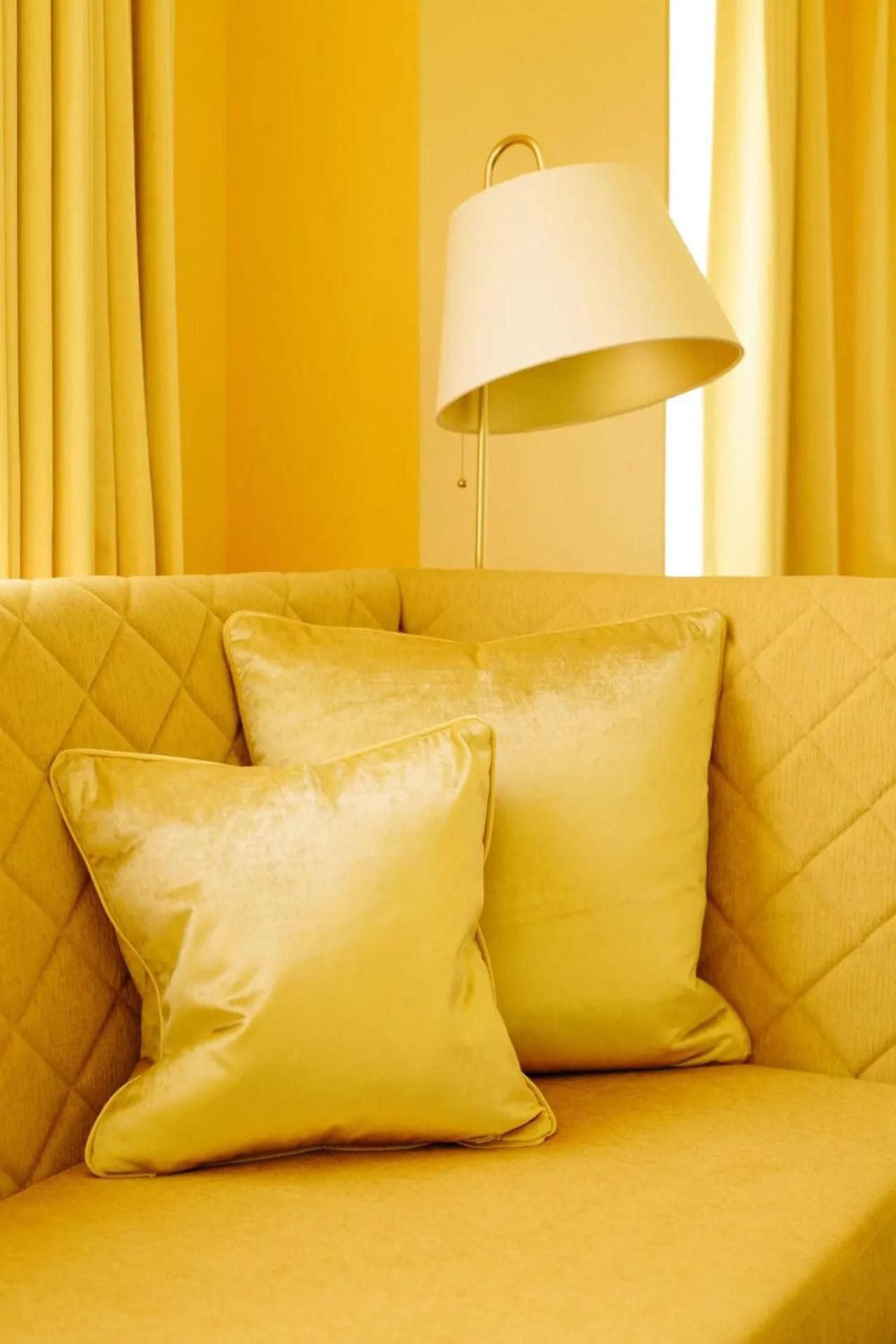 One-Bedroom Yellow King Suite with Kitchenette