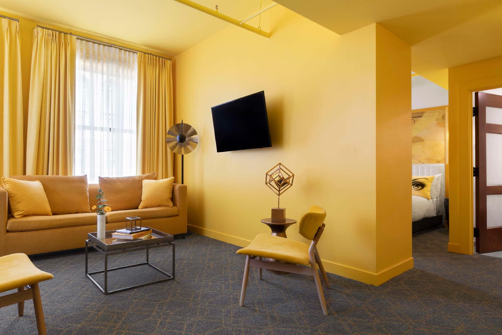 1 King 1 Bedroom Yellow Suite With Kitchenette