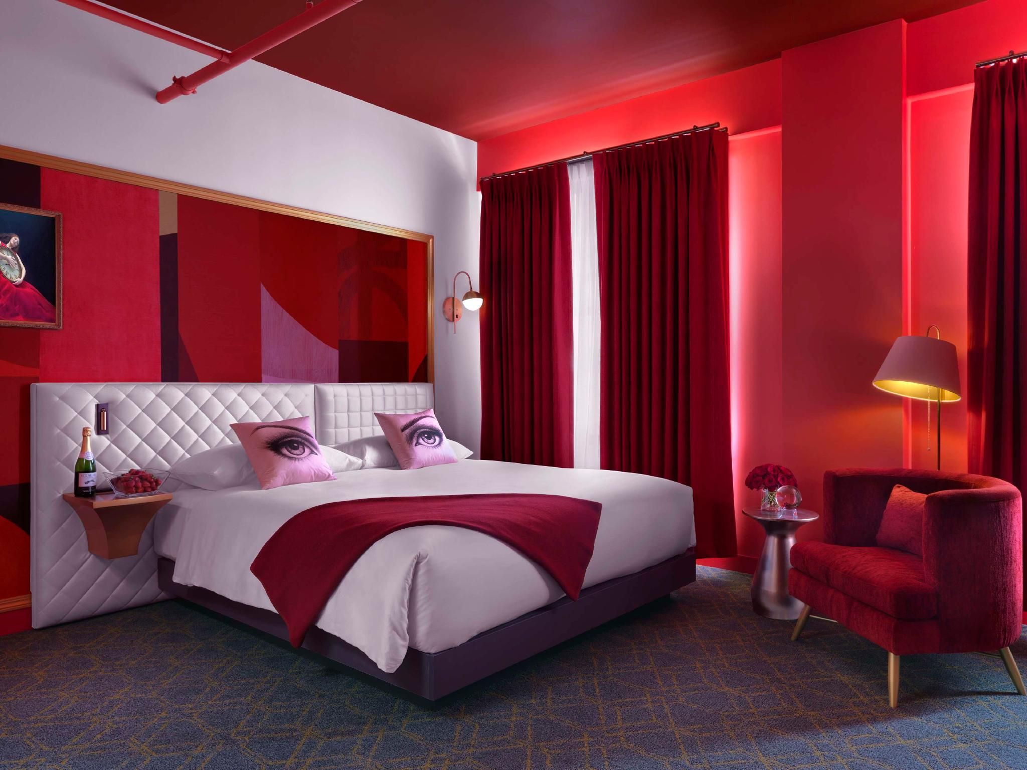 1 King Bed Red Room