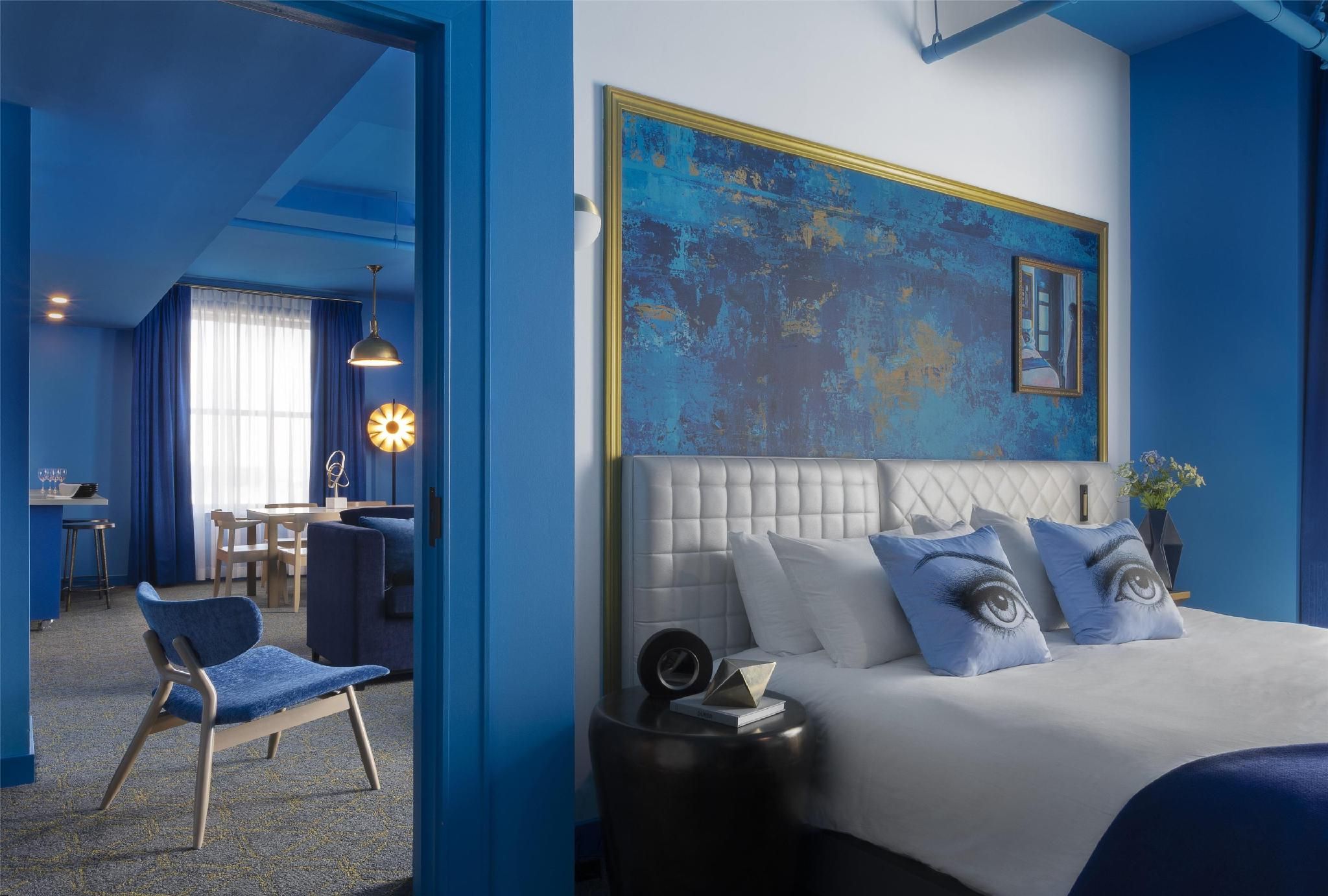 1 King 1 Bedroom Blue Suite With Kitchenette