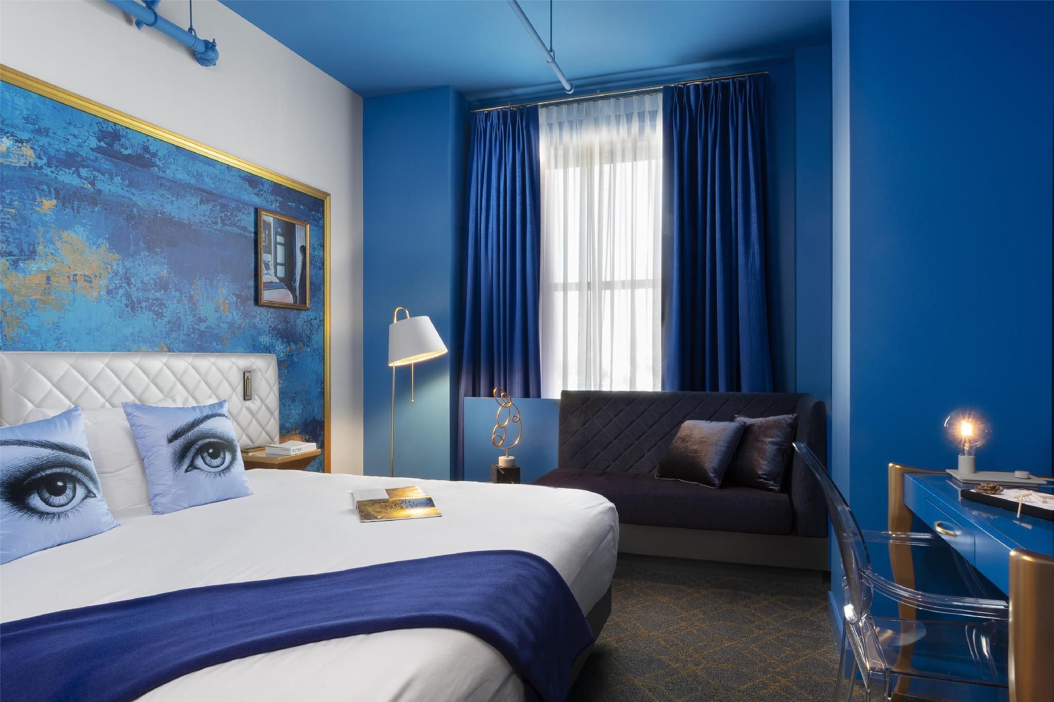 1 Queen Bed Blue Room