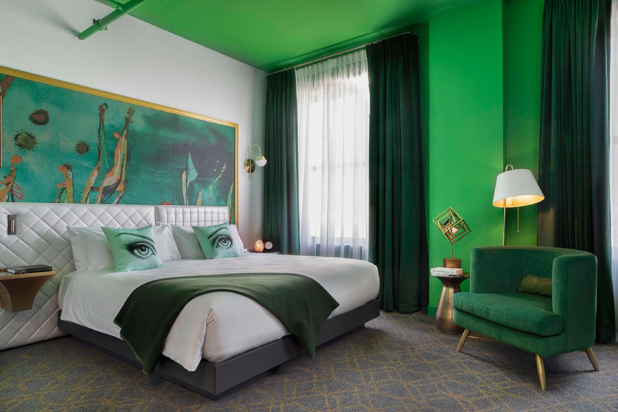 1 King Bed Green Room