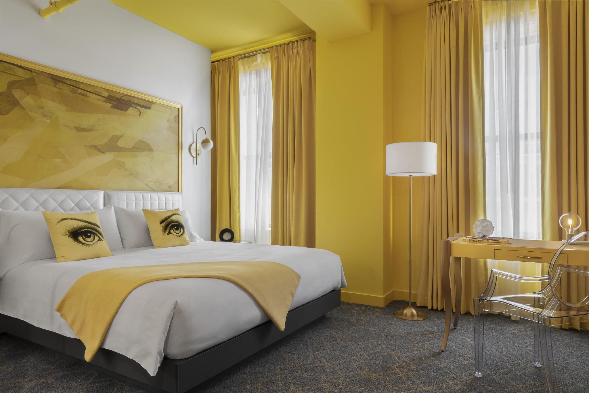 1 Queen Bed Yellow Room