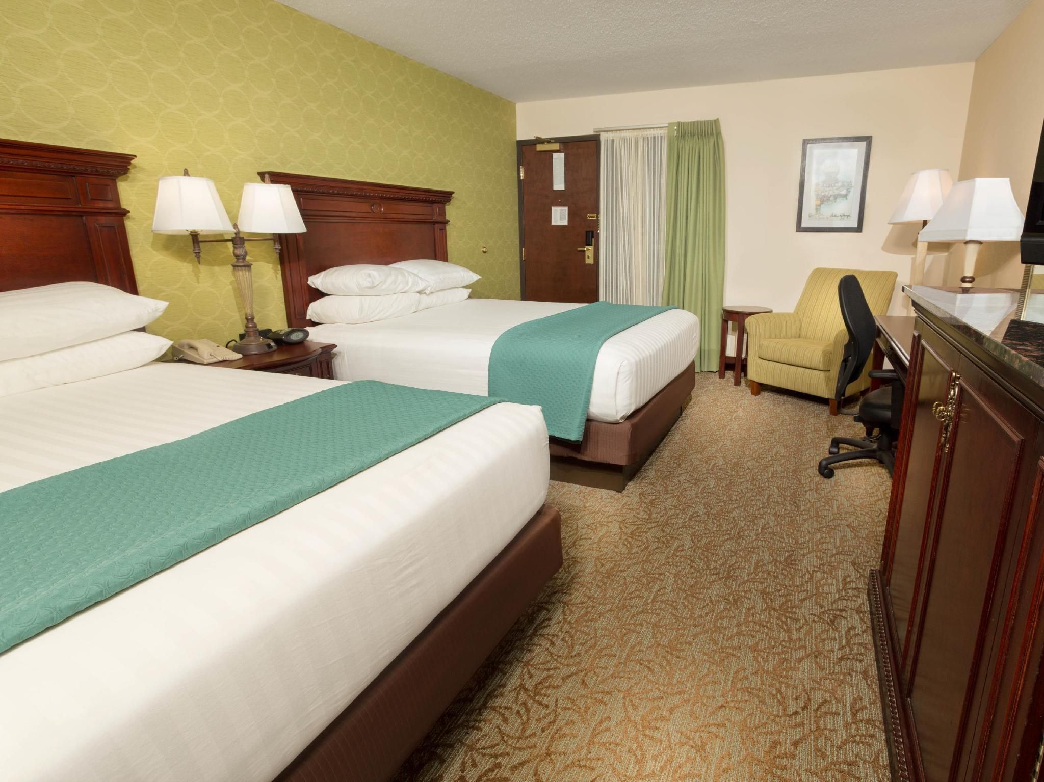 1 Queen Bed Suite, Upper Floor 2 Rooms with Sofa Sleeper