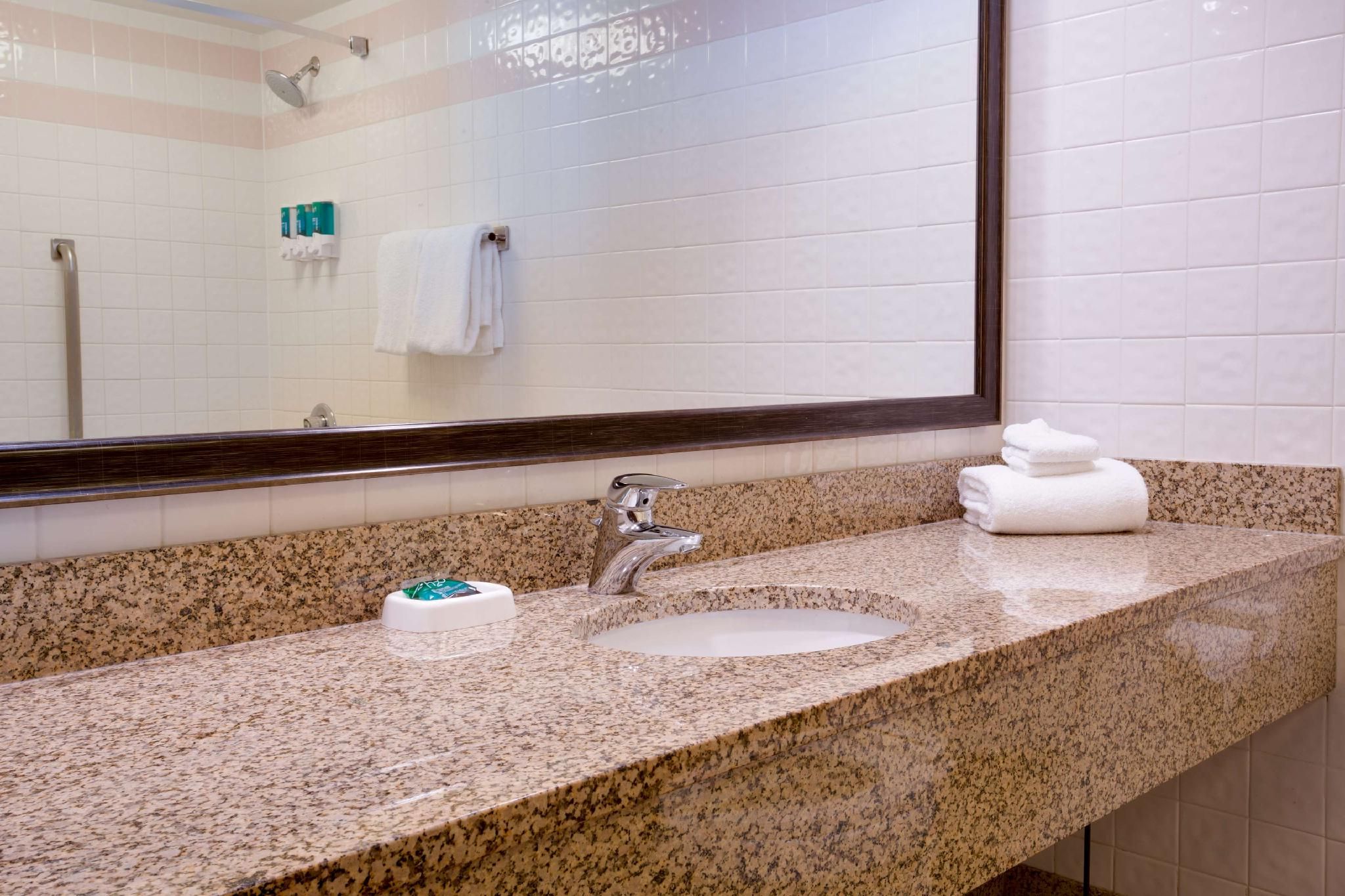 2 Queen Beds Accessible with Roll-in Shower