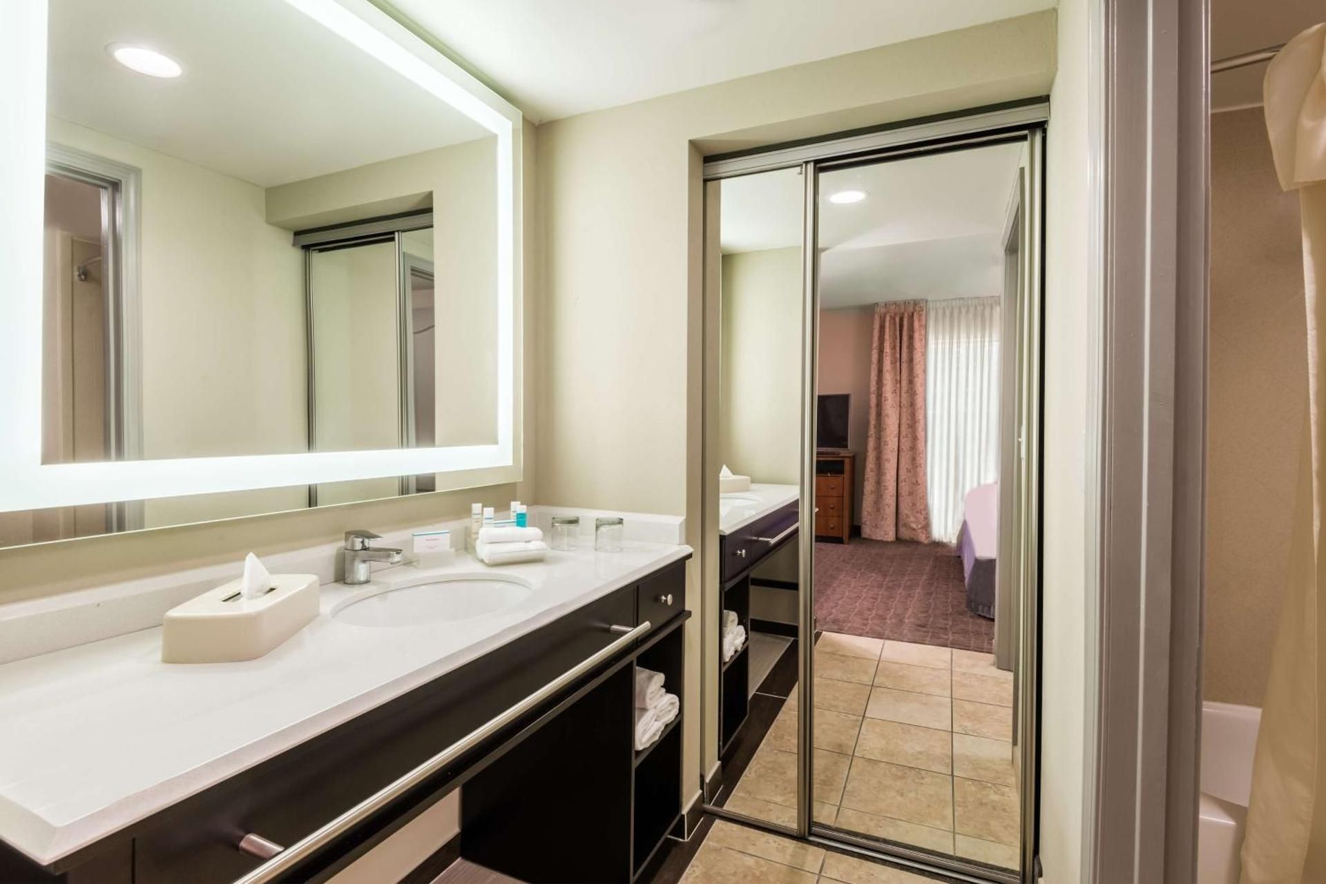 One-Bedroom Queen Suite with Two Queen Beds - Non-Smoking