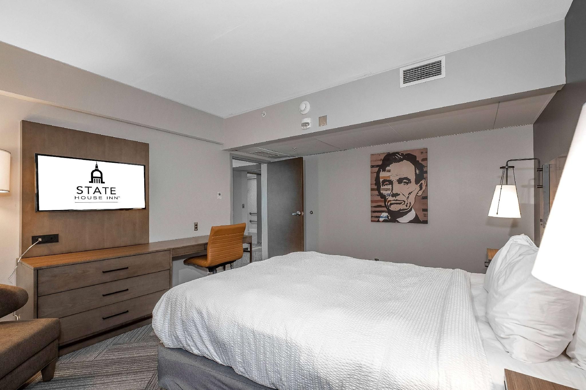 1 Queen Bed, Mobility Accessible Suite, Bathtub w/ Grab Bars, Non-Smoking