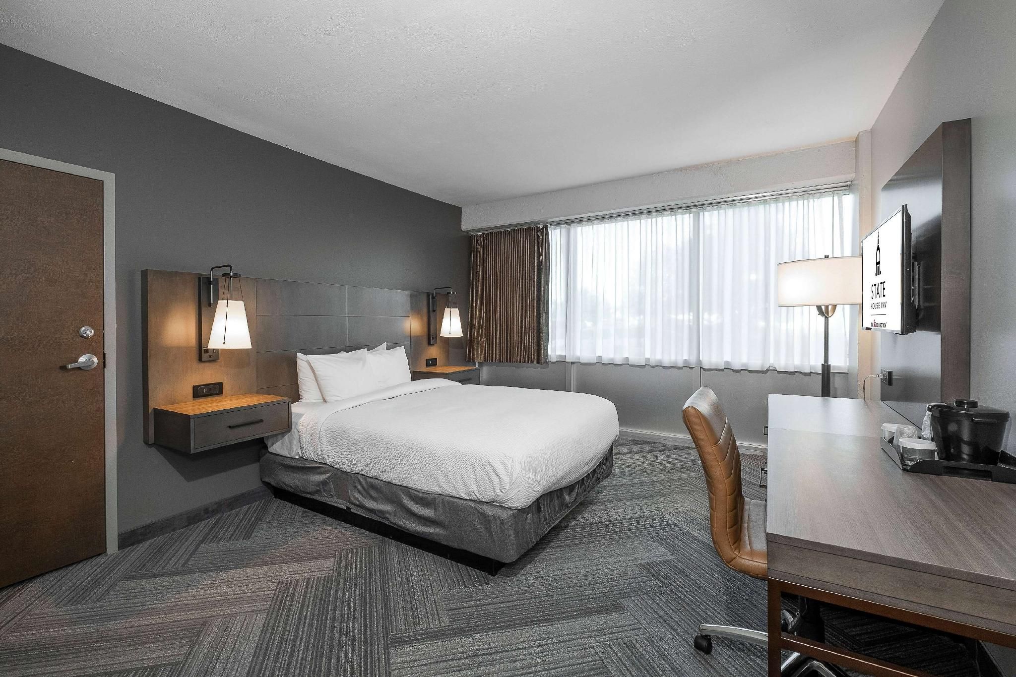 1 Queen Bed, Mobility Accessible Suite, Roll-In Shower, Non-Smoking
