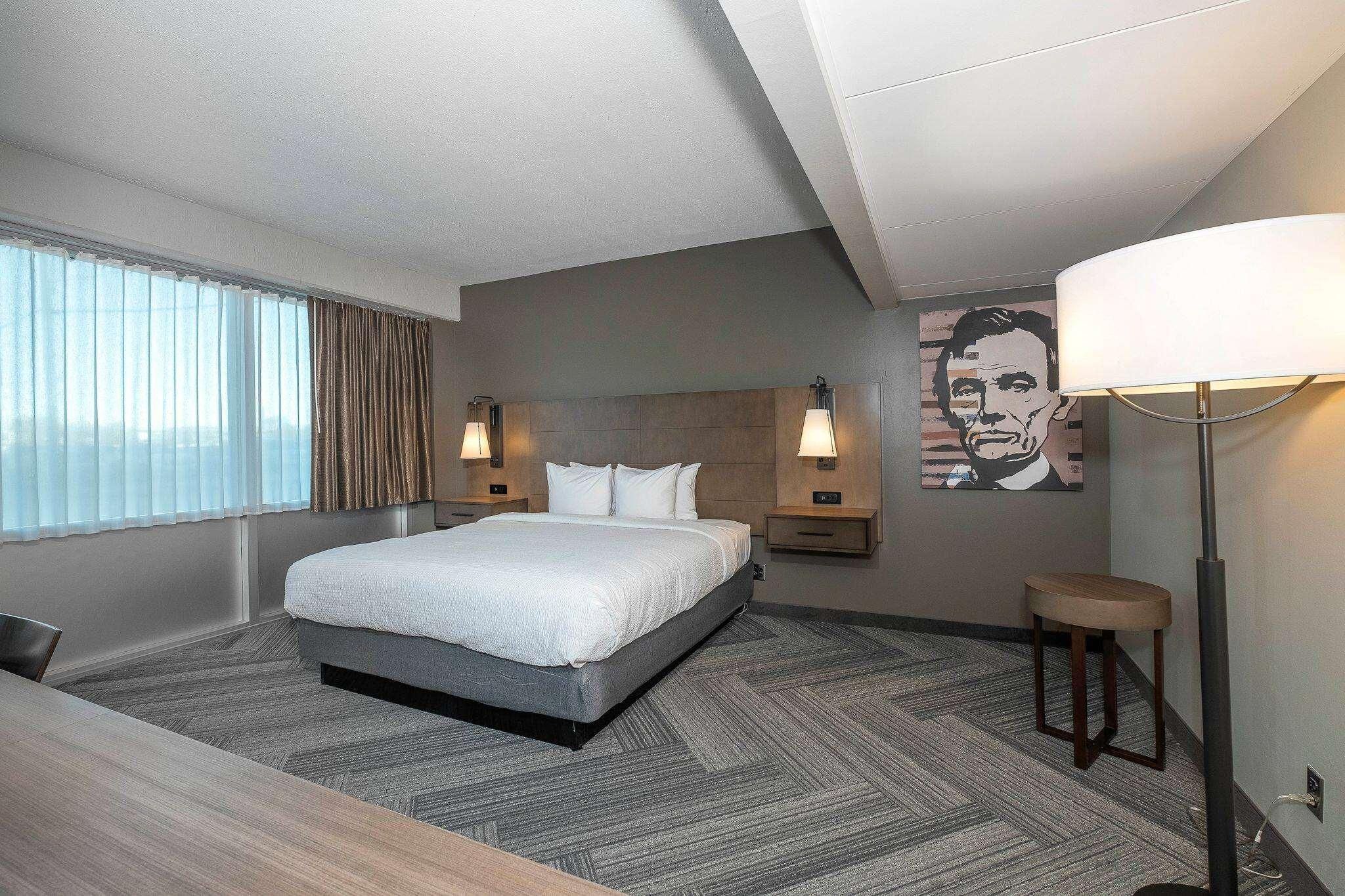 1 King Bed, Non-Smoking