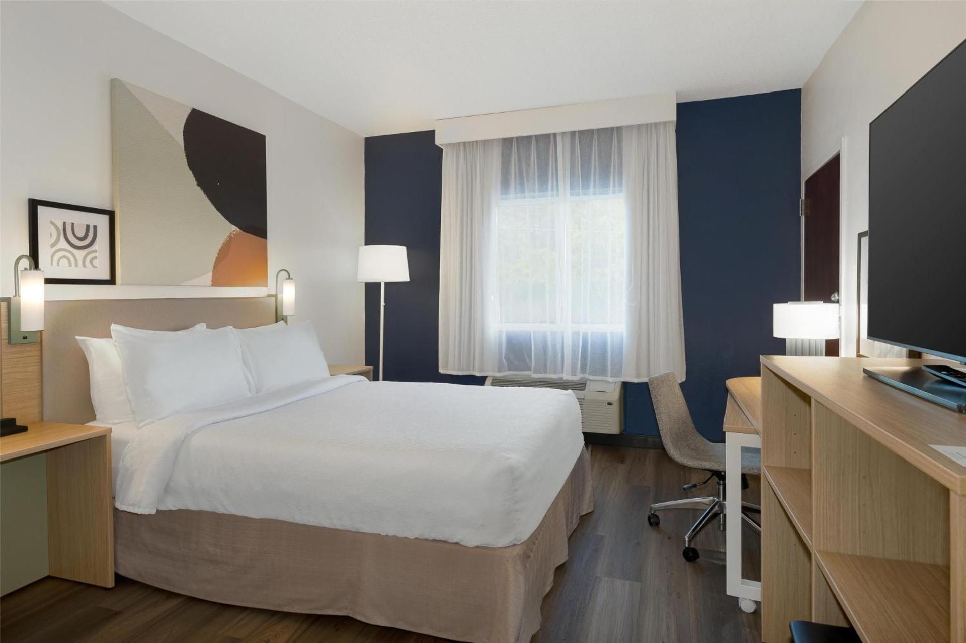 Queen Room with Roll-in Shower - Mobility Accessible