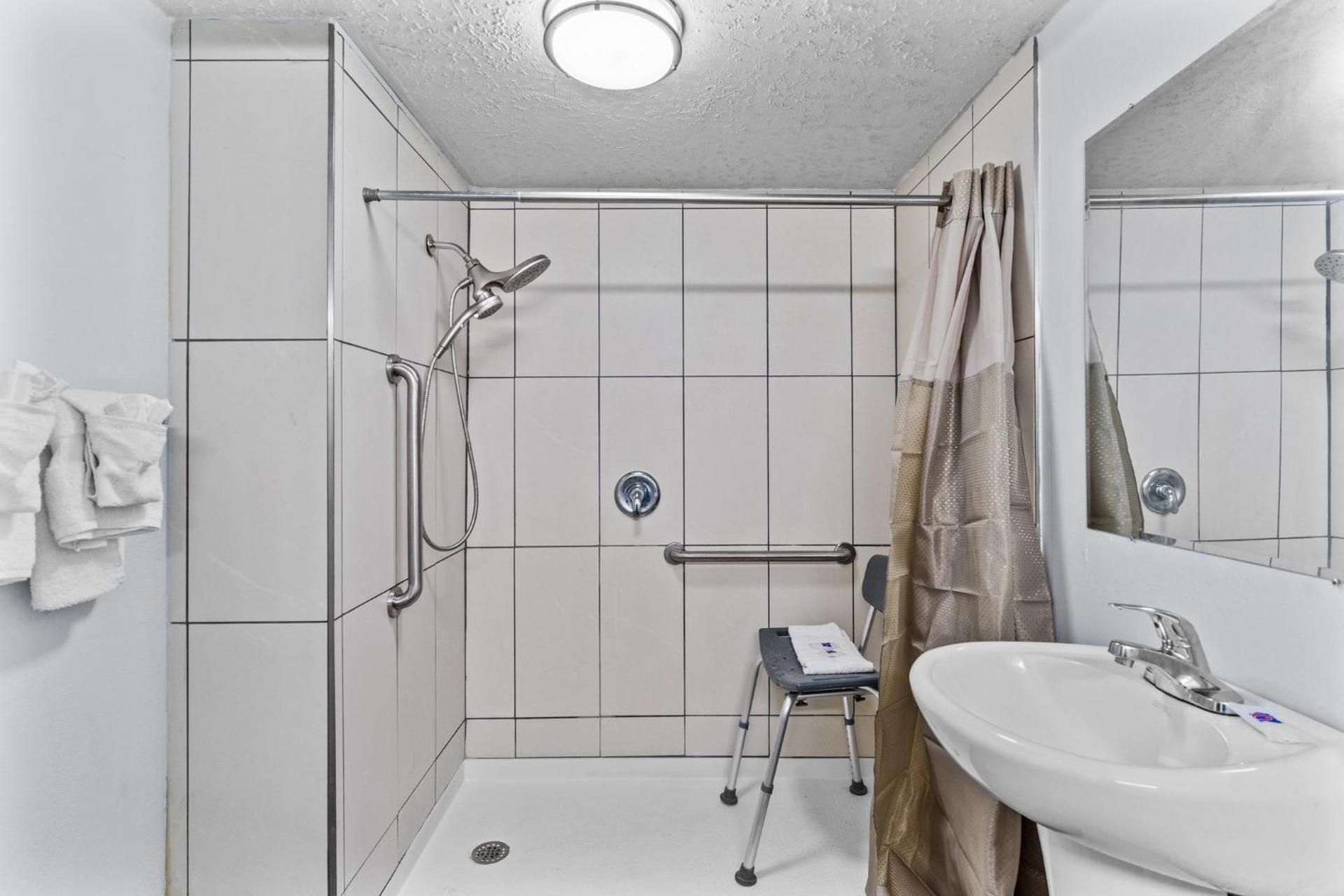 King Room with Roll-in Shower - Disability Access - Non-Smoking