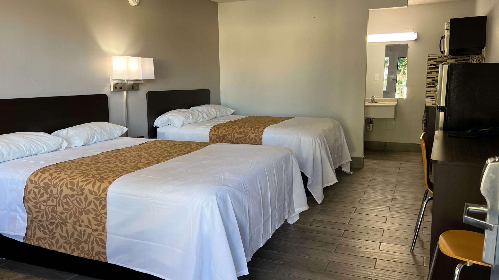 2 Queen Beds | Non-Smoking, Kitchen