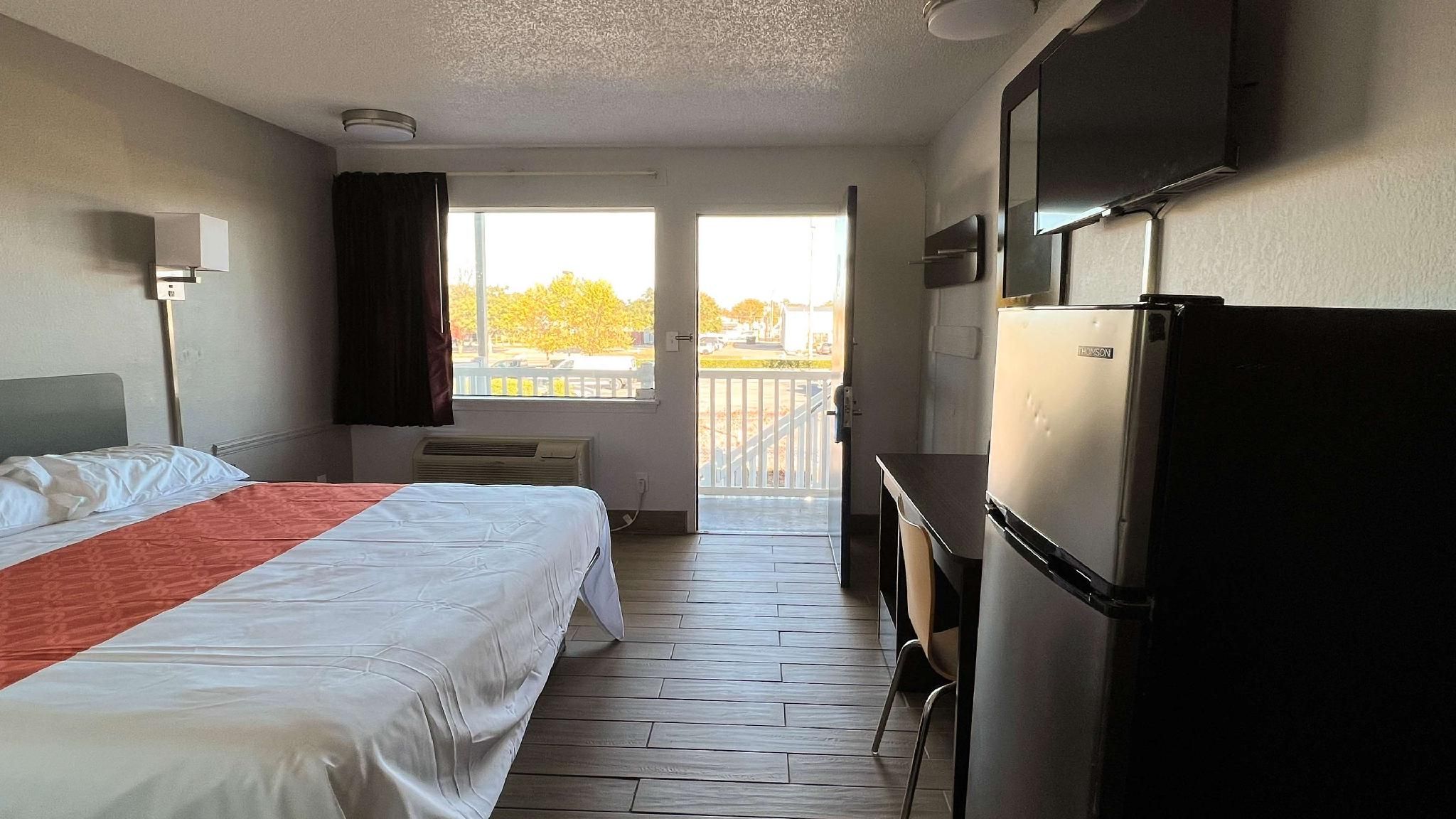 1 King Bed | Non-Smoking, Kitchen