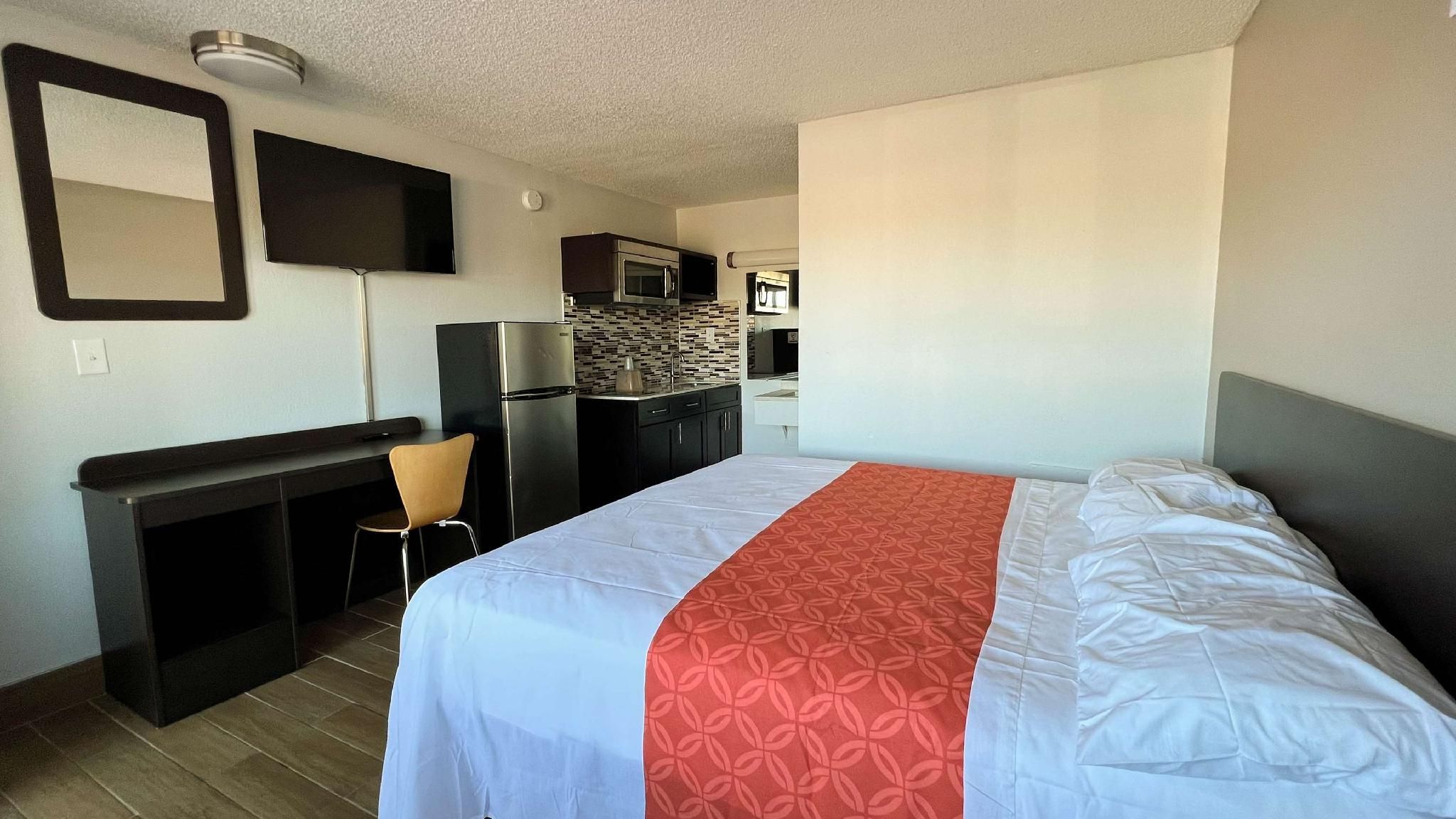 1 King Bed | Non-Smoking, Kitchen