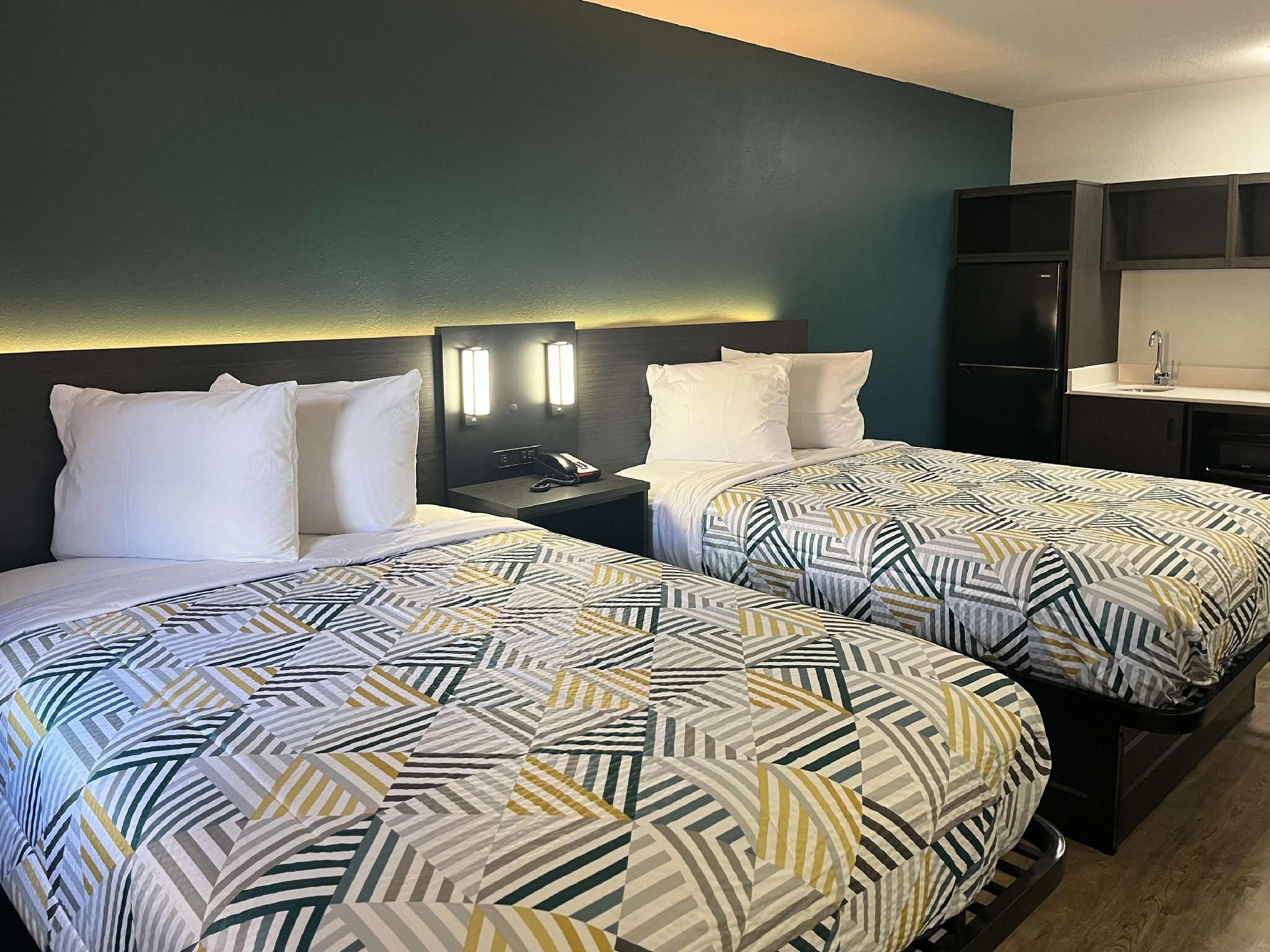 2 Full Beds | Mobil Access RI Shwr Nsmk Kitchen