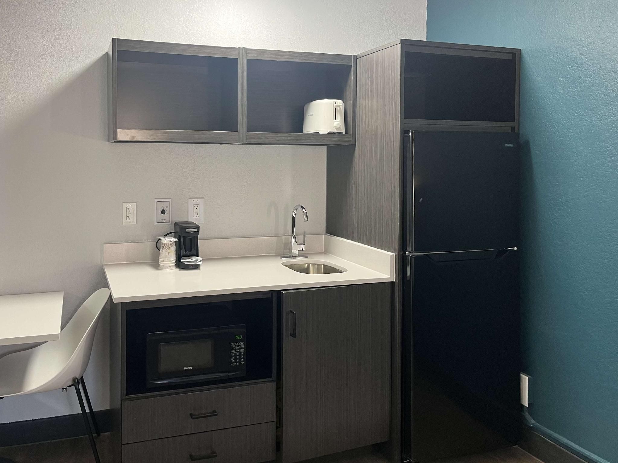 2 Full Beds | Mobility Access Tub Smk Kitchn