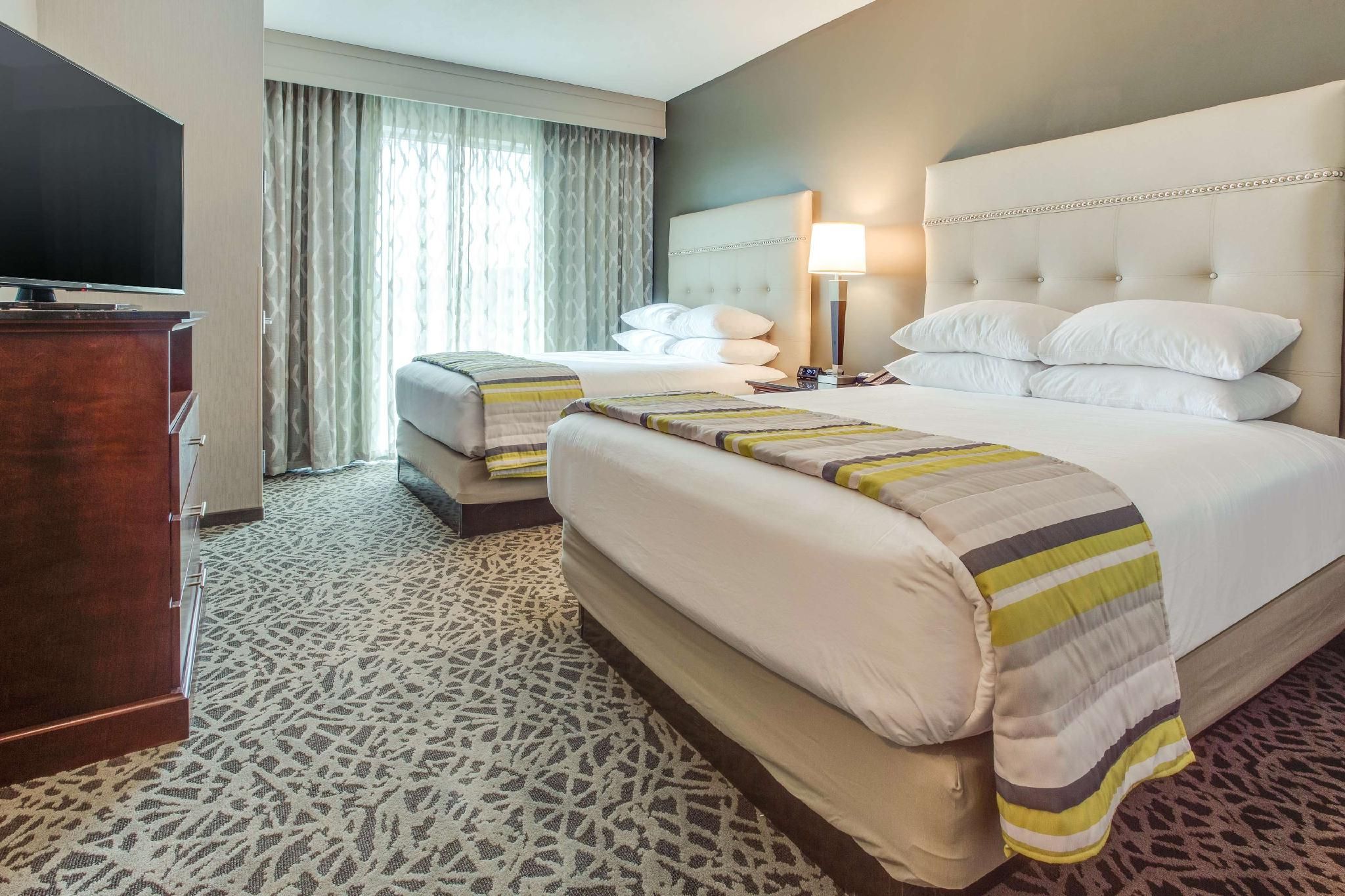 2 Queen Bed Suite, Upper Floor 2 Rooms with Sofa Sleeper, Hearning Accessible with Tub