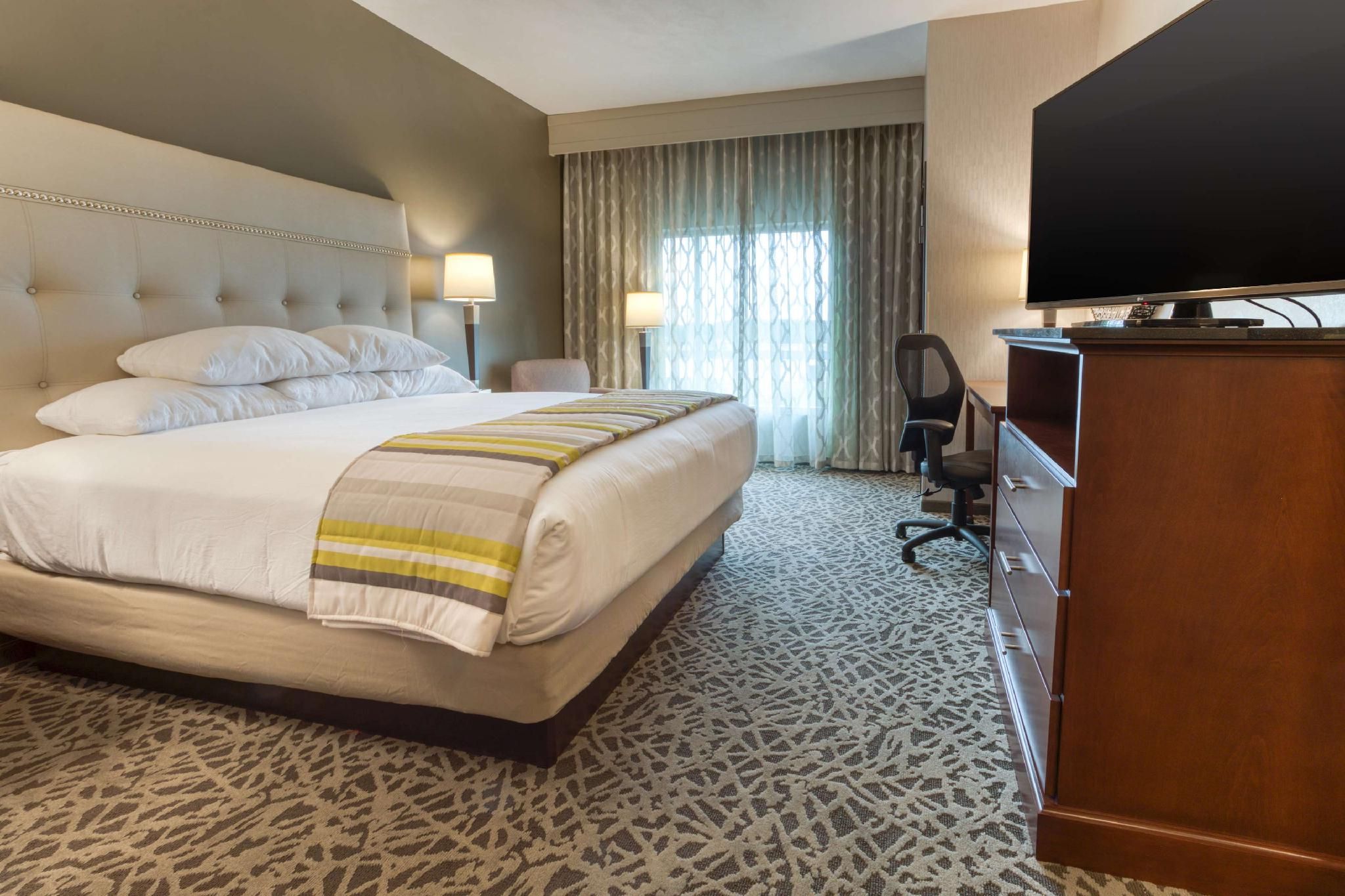 1 King Bed Upper Floor, Hearing Accessible with Roll-in Shower