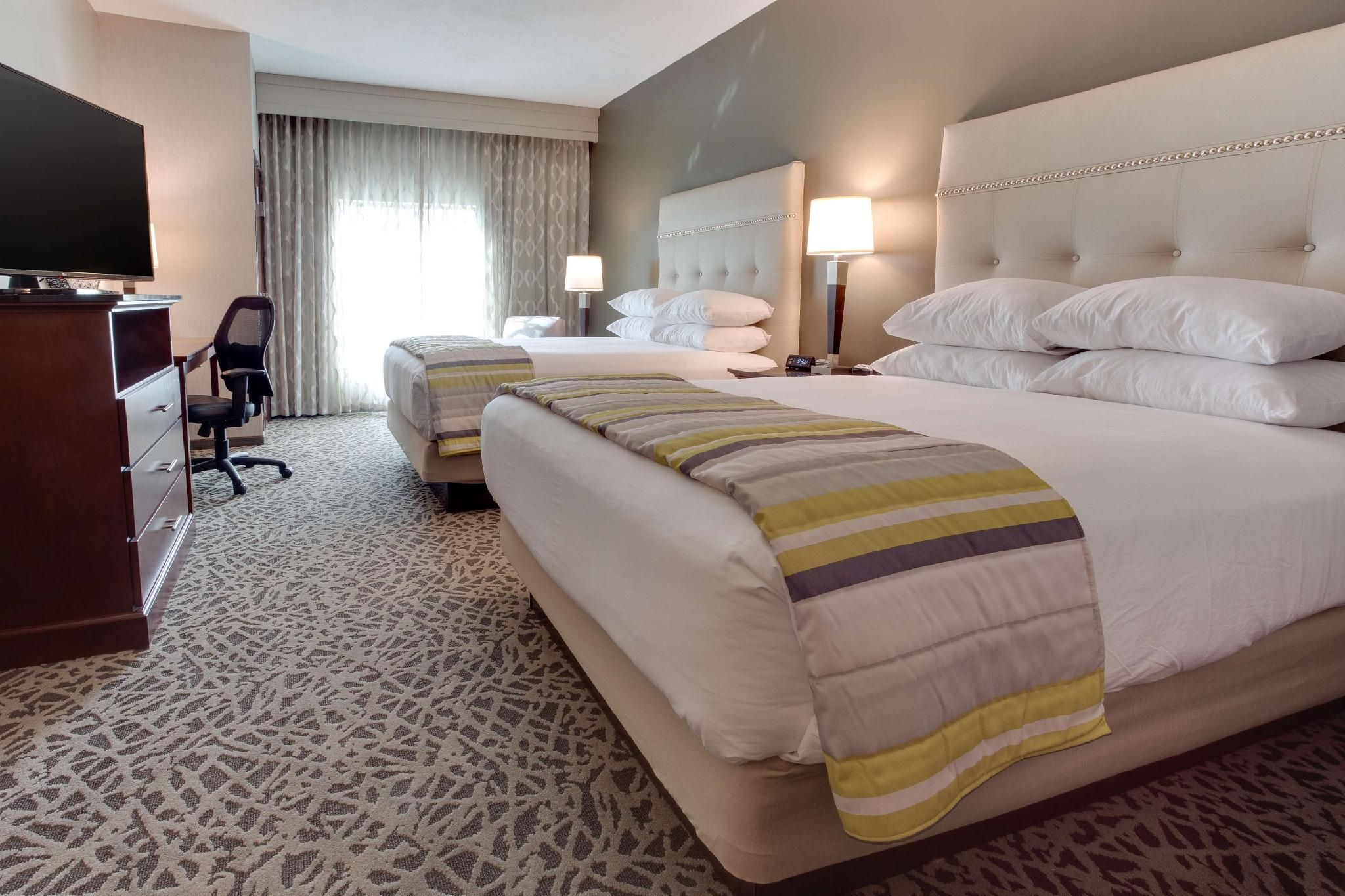 2 Queen Beds Hearing Accessible with Tub