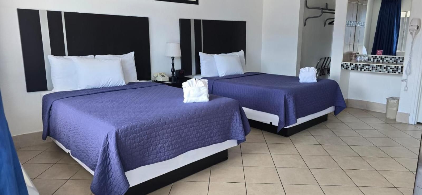 Travelsuites Inn Double Room 2