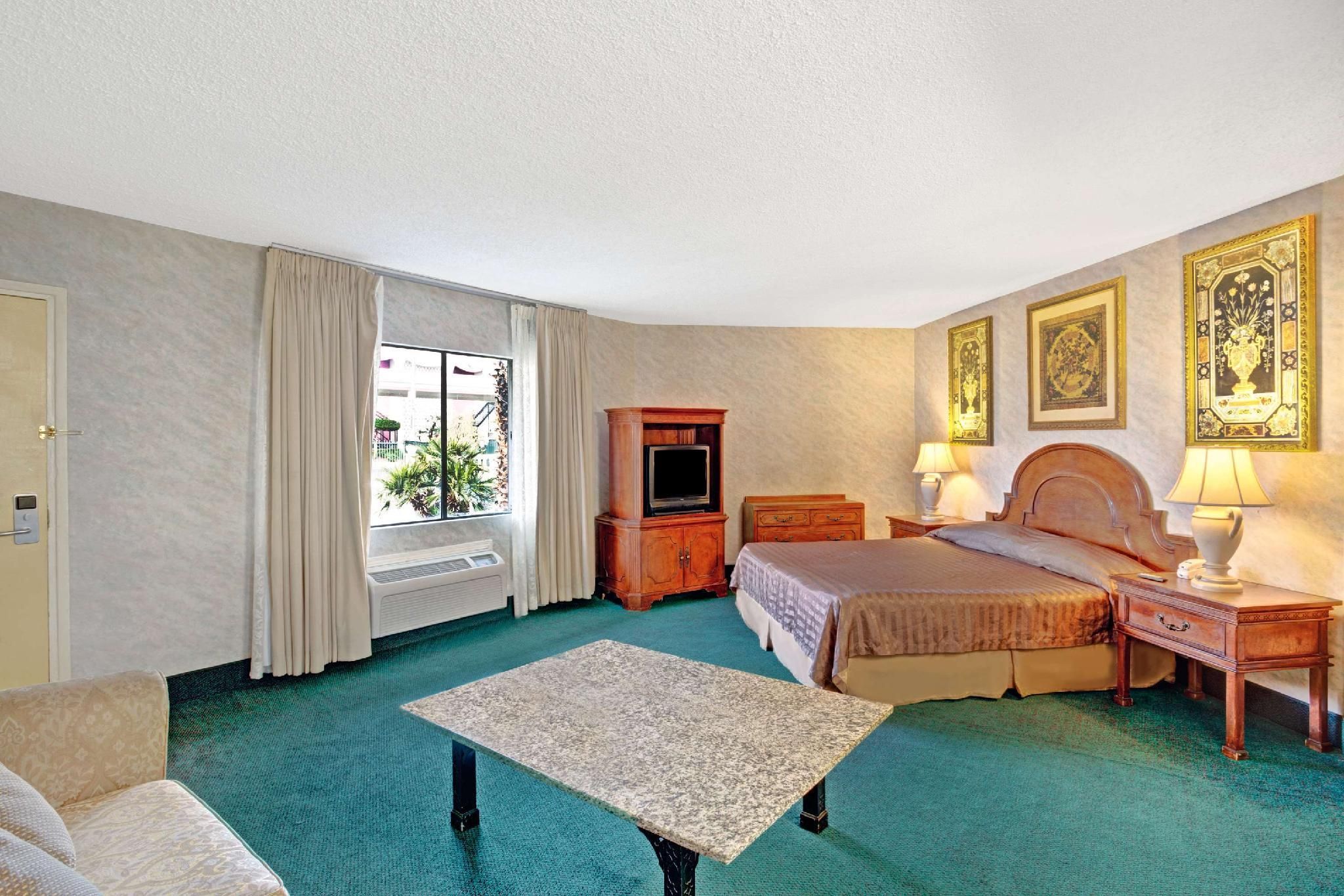 1 King Bed, Studio Suite, Non-Smoking