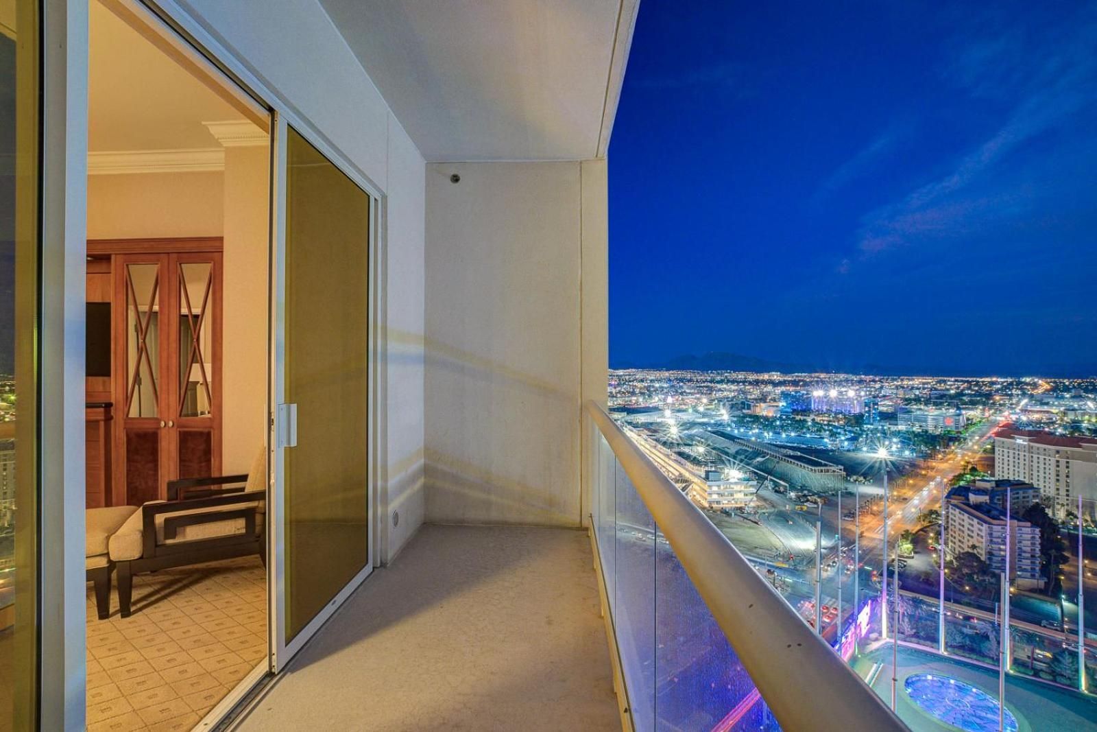 MGM Signature PREMIUM 1 BD/2BTH SUITE *City View Superior King Suite