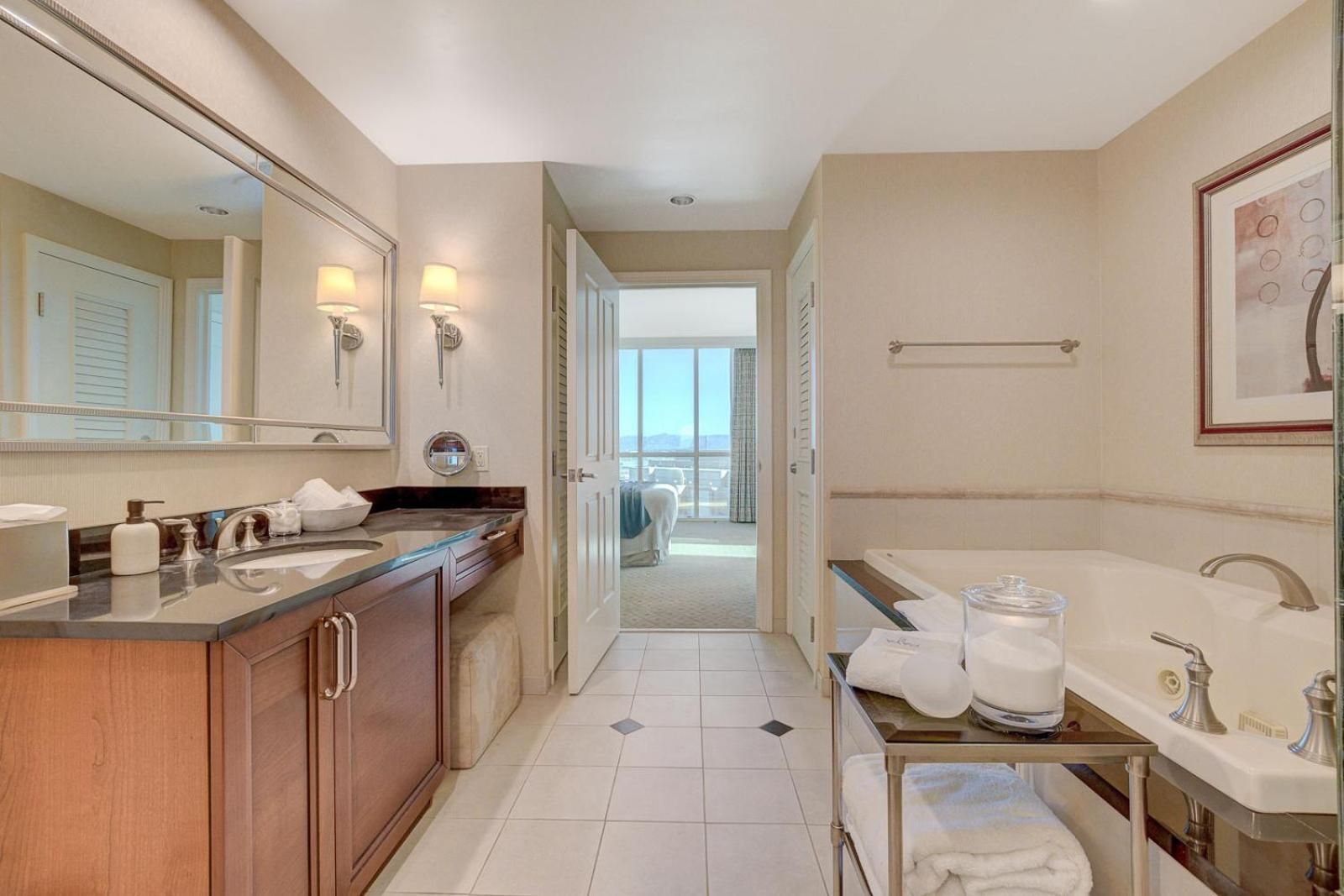 MGM Signature PREMIUM 1 BD/2BTH SUITE *City View Superior King Suite 2