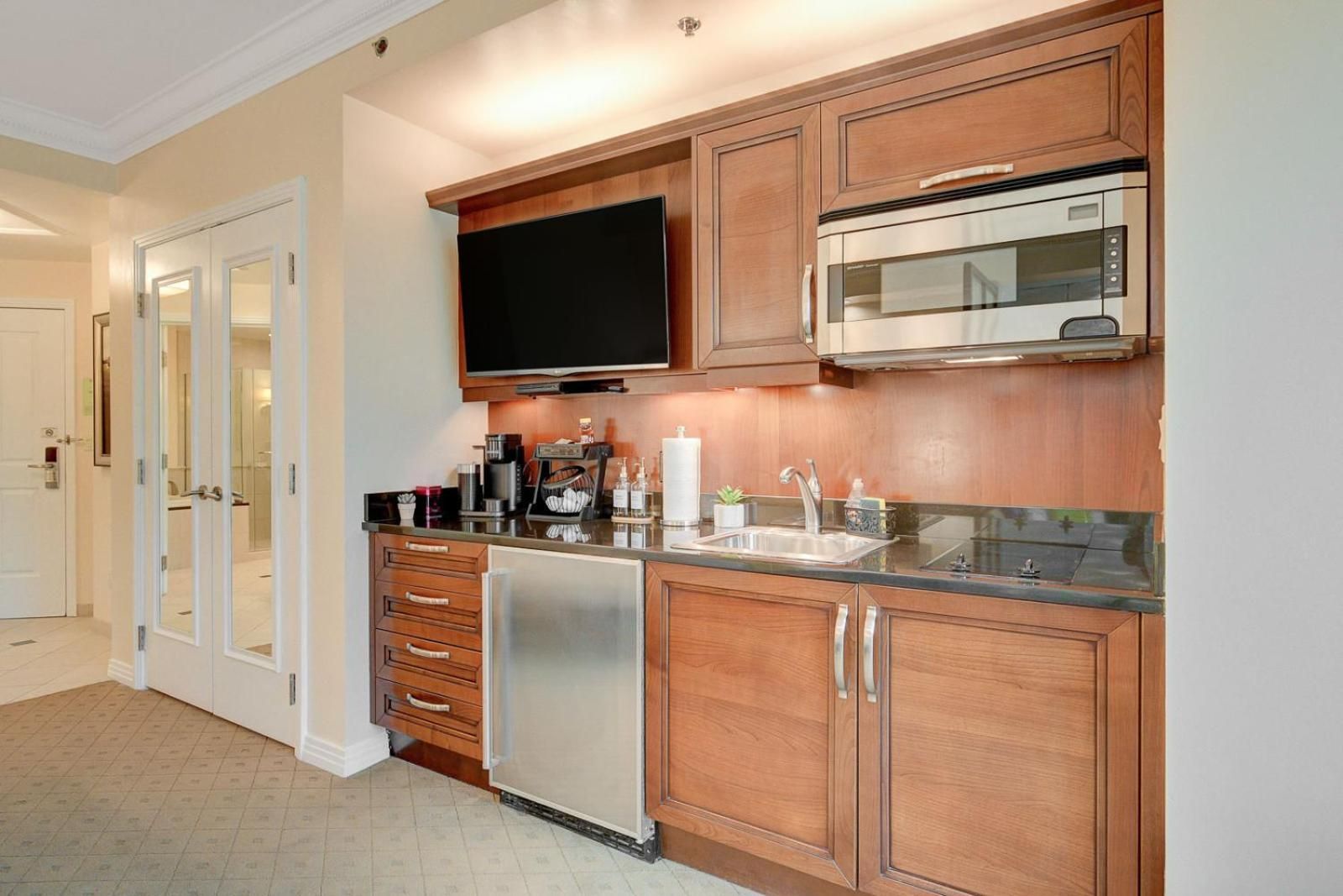 Sin City Suite @ MGM Signature King Studio with Sofa Bed 3