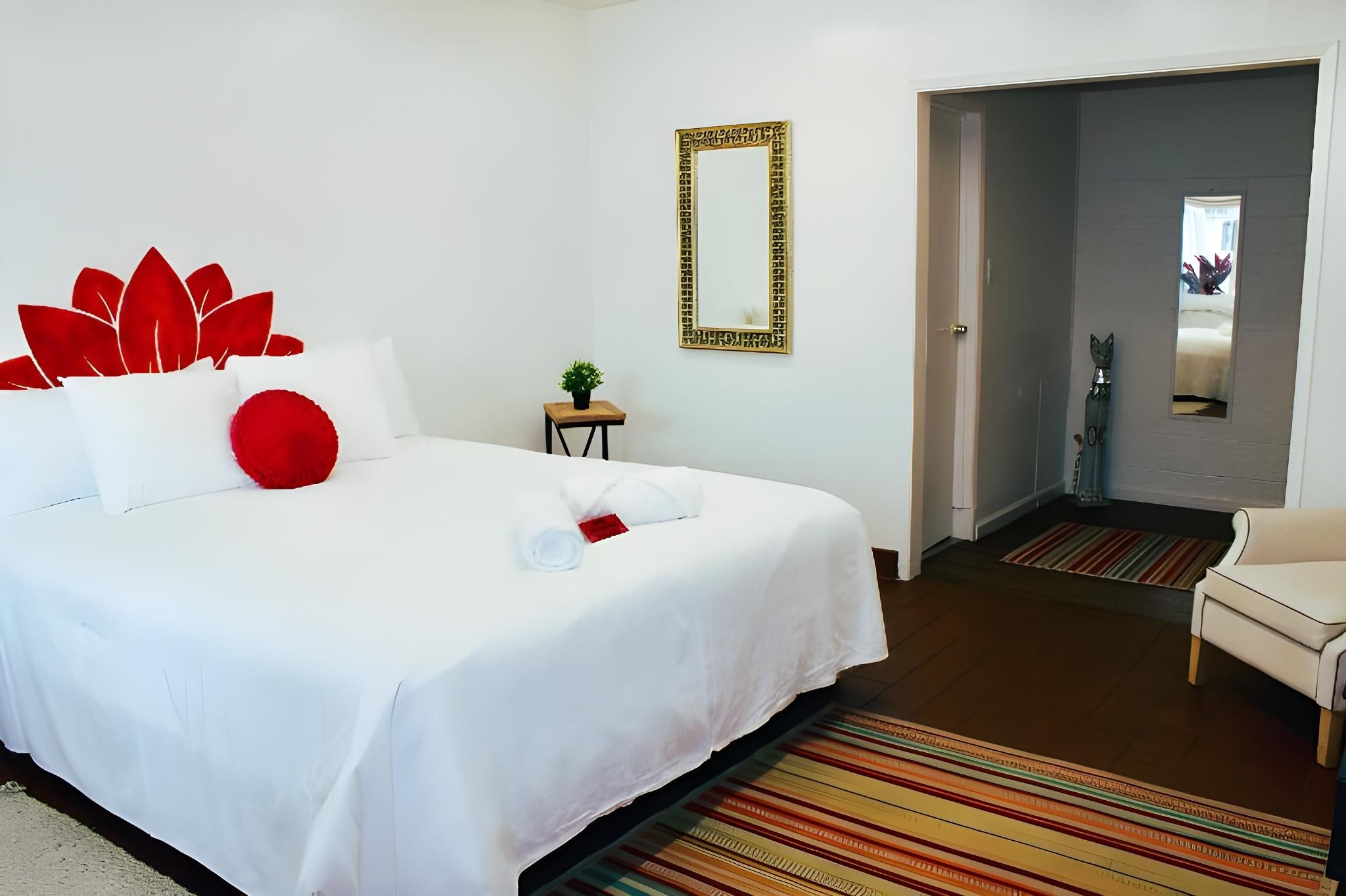 Nirvana Hotel Bed and Breakfast Deluxe King Room 2