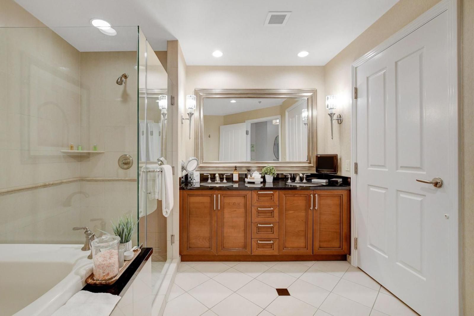 Premium Suite MGM Signature HIGH FLR Balcony Strip View Studio with Balcony