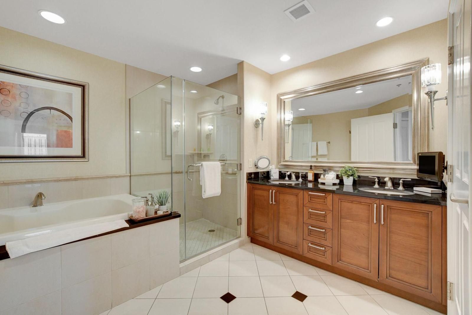 Blu Cashmere Suite * MGM Signature 23rd FLR w/balcony strip view Apartment with Balcony 2