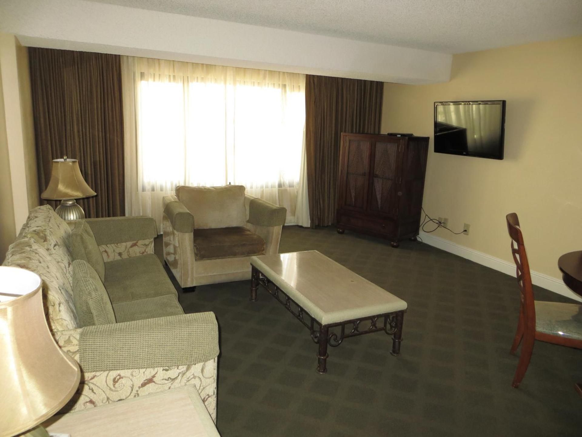 Deluxe One-Bedroom Suite (No Resort Fee) 