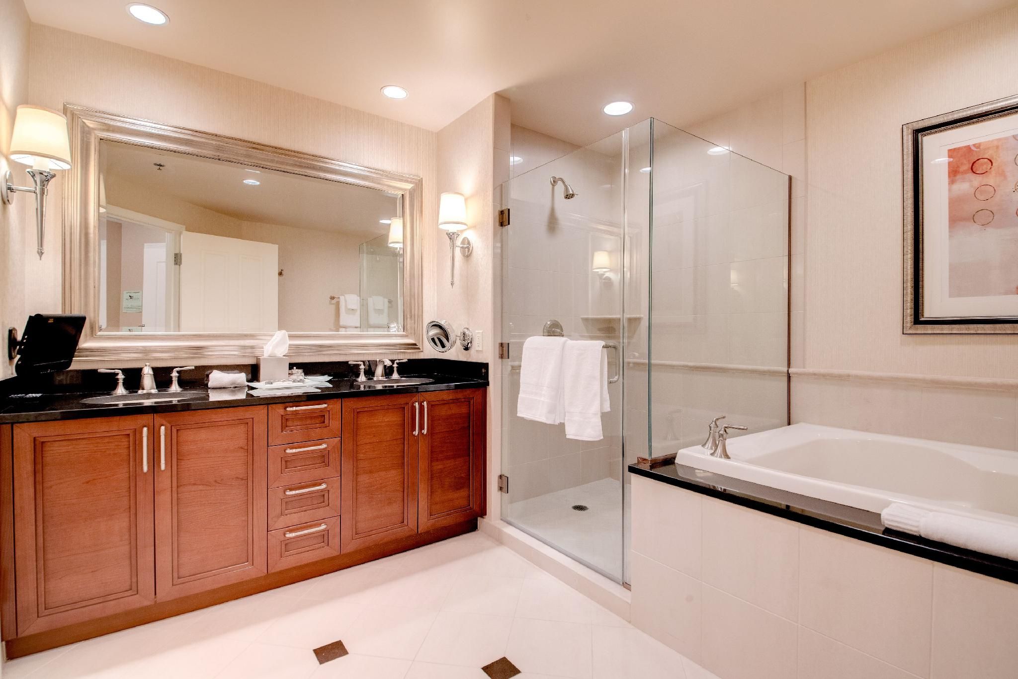 PH Floor Two-Bedroom - Strip View & Balcony