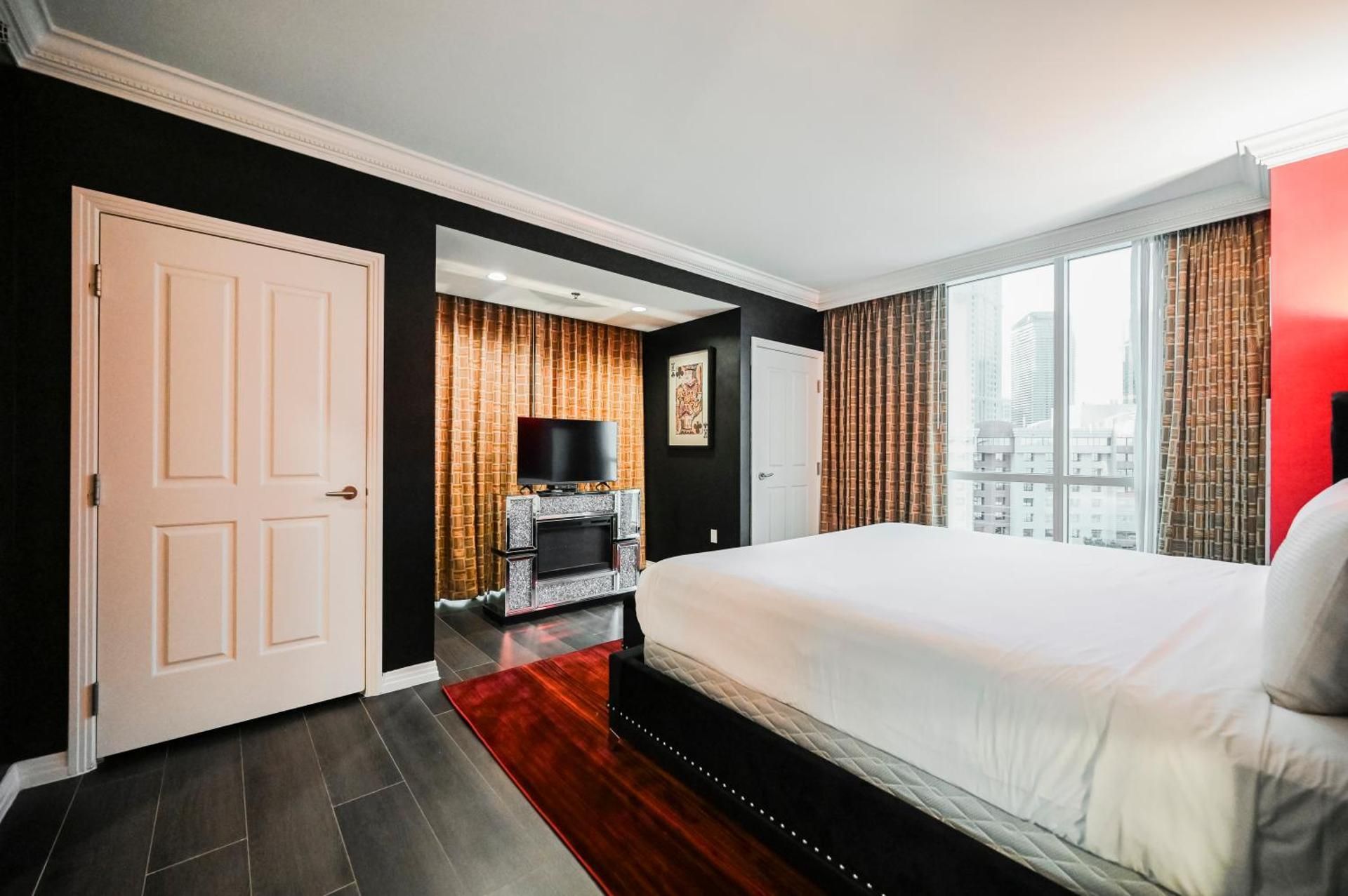Remodeled One-Bedroom – Strip View & Balcony