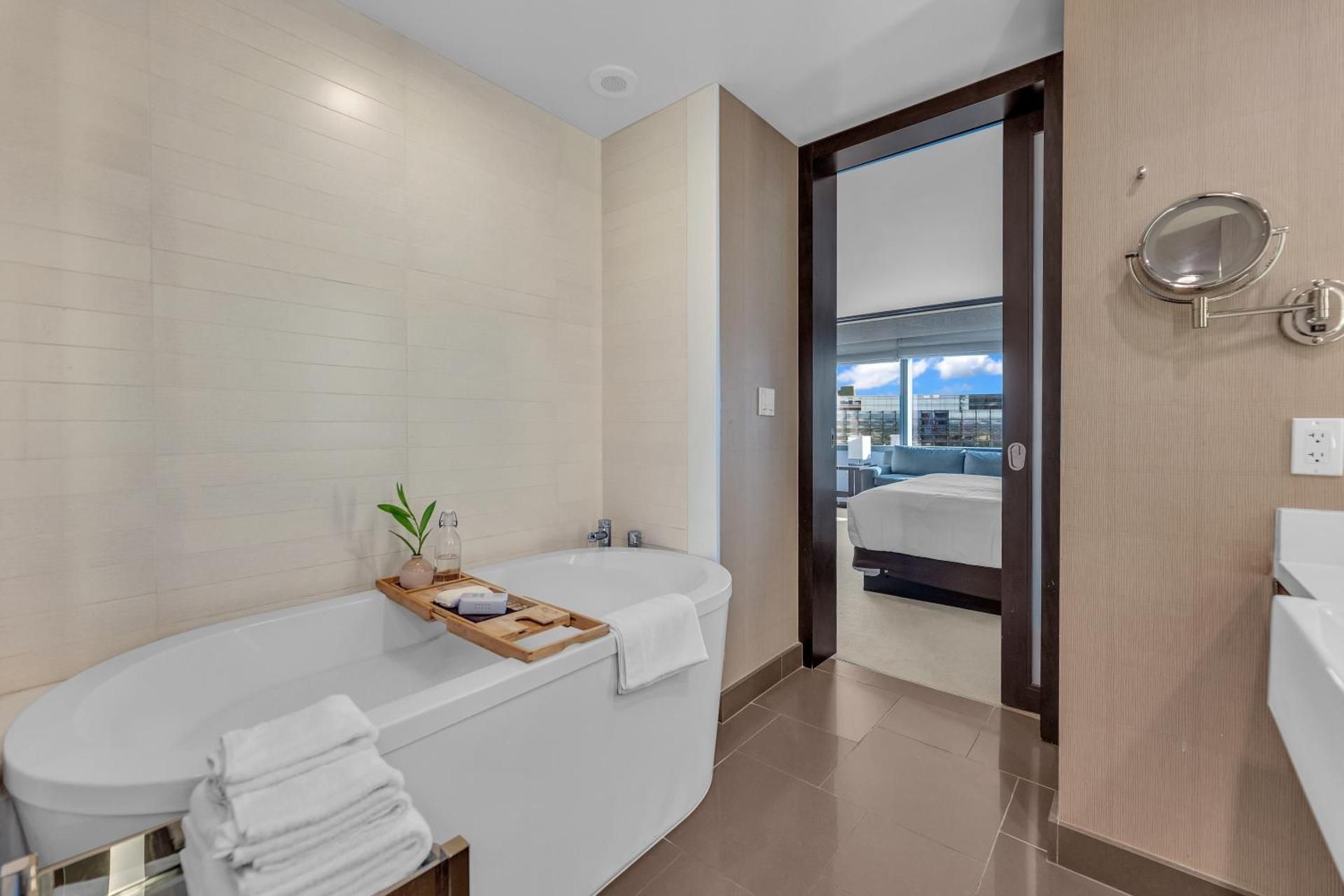 King Suite with Pool View