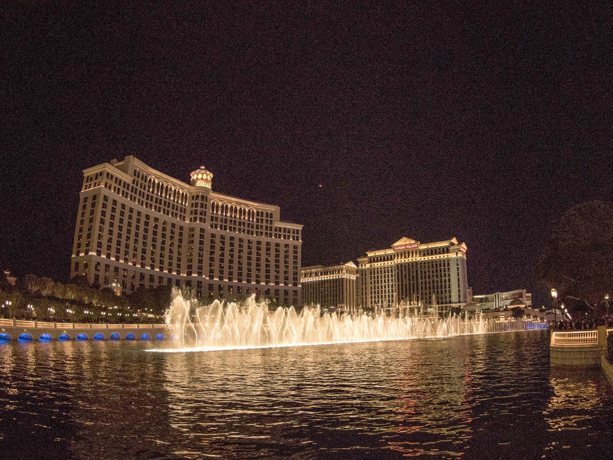 Palms Place Hotel Mountain View with Open Balcony