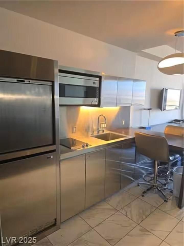 Palms Place Hotel Mountain View with Open Balcony