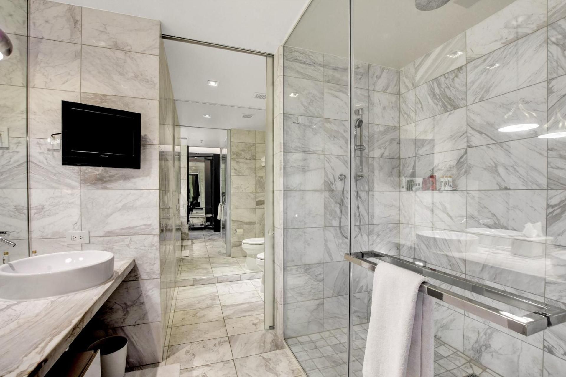 Deluxe King Suite