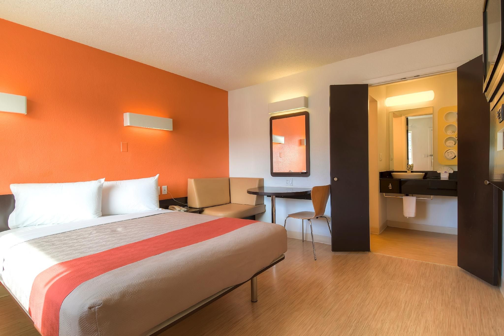 1 Queen Bed | Suite, Non-Smoking, Sofa-Bed