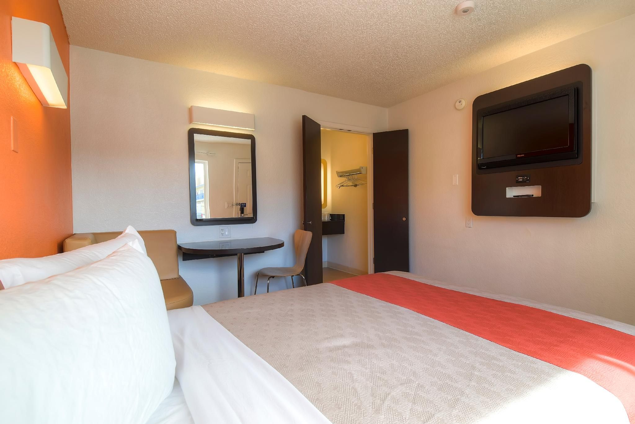 1 Queen Bed | Suite, Non-Smoking, Sofa-Bed