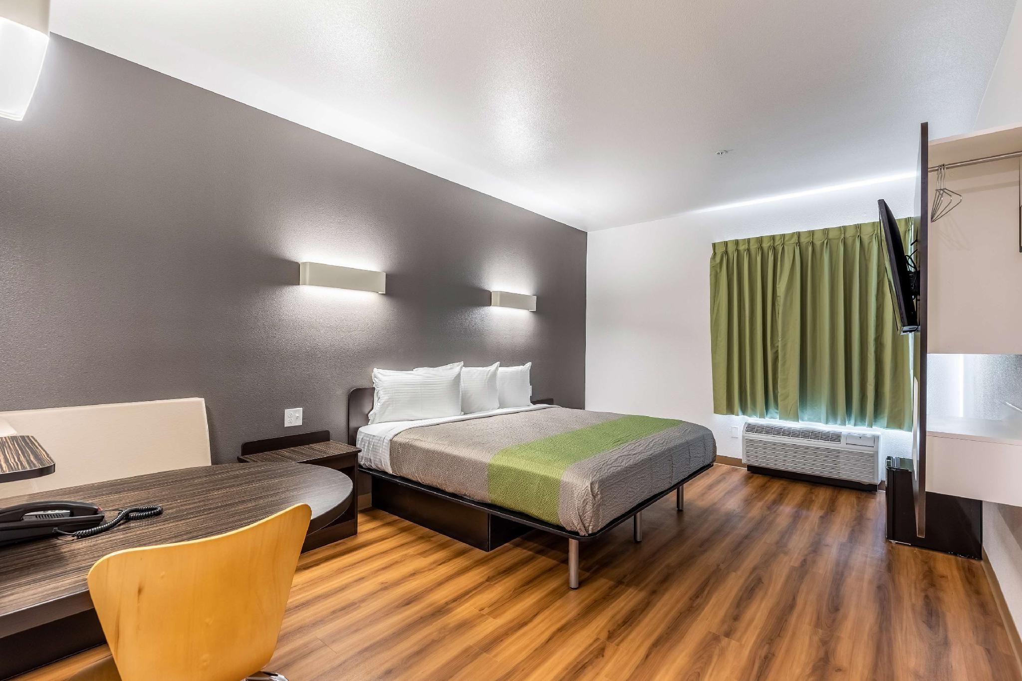 1 KING BED | MINI FRIDGE NON-SMOKING